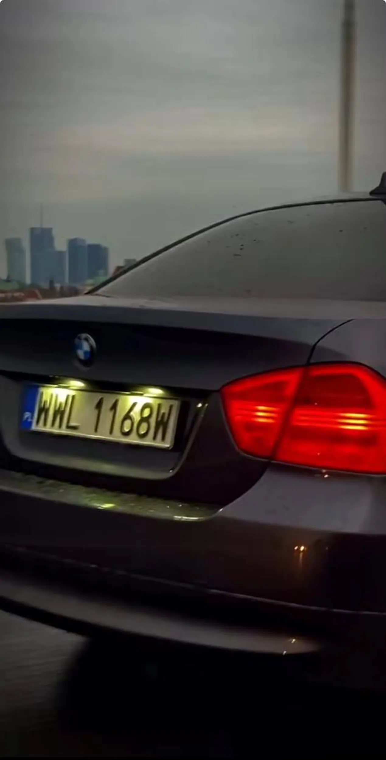 dzieciak za kolkiem zardzewialej bmw pozdro