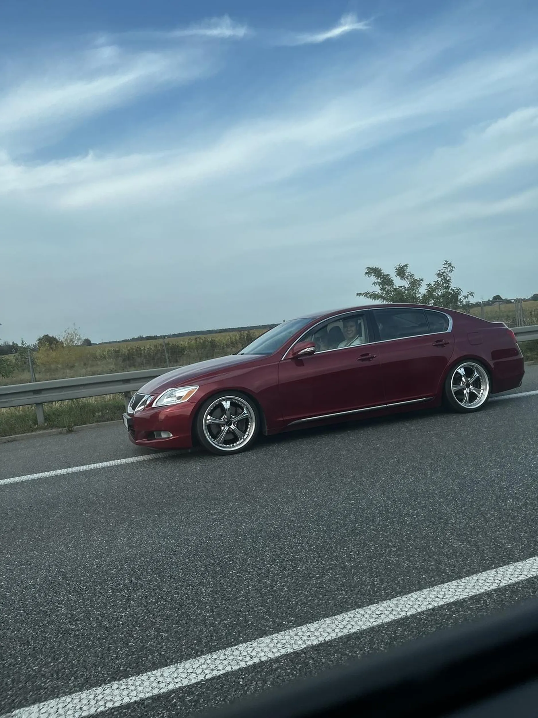 mega fajny samochód oraz szczęśliwy człowiek