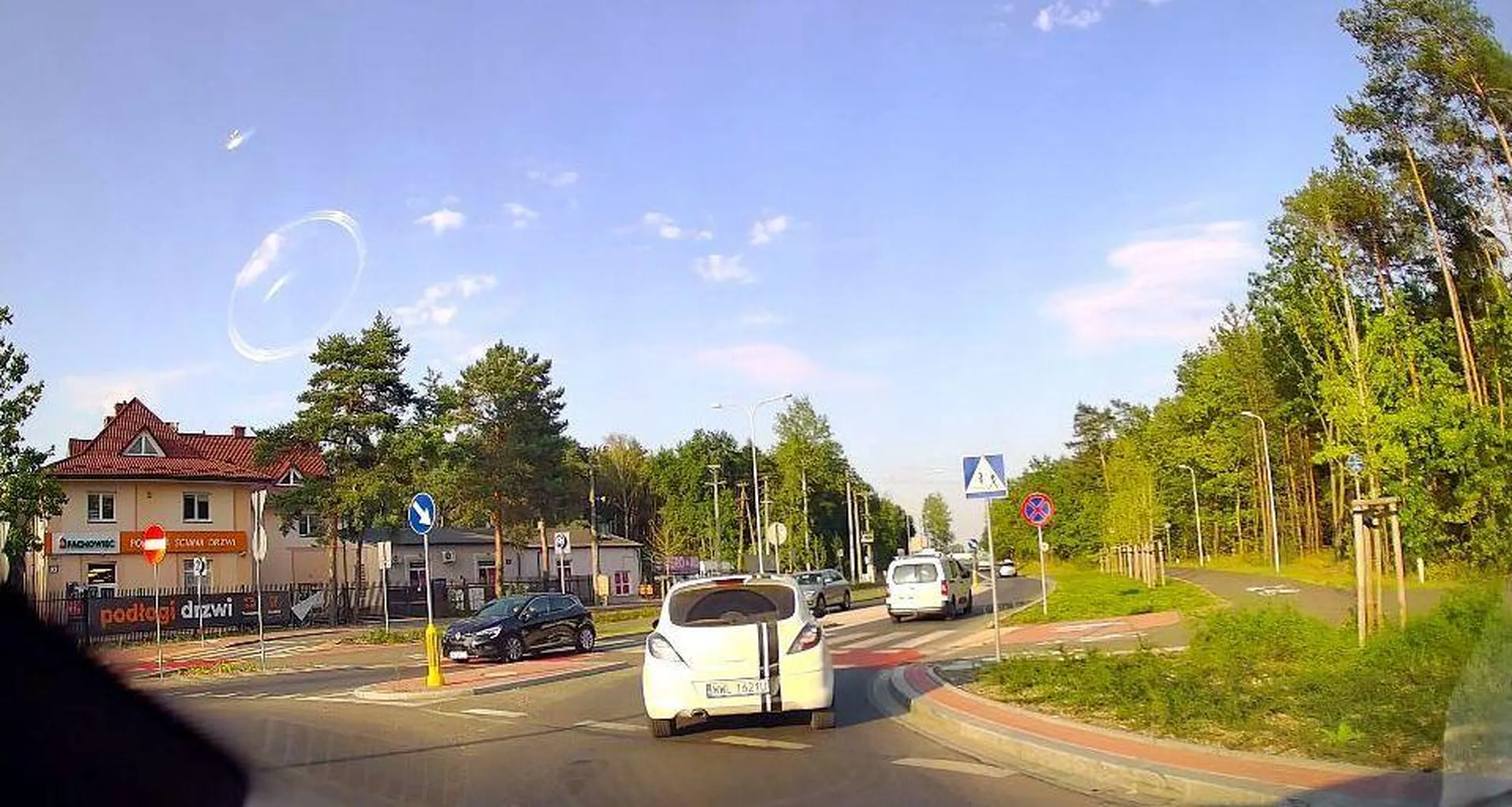 Nie masz popielniczki w tym padalcu flejo? Wyjebanie kiepa przez okno to jeszcze nic przy tym co chwilę później odjebałeś na żołnierskiej :D (czerwone razy dwa) też się fajnie zarchiwizowało :D