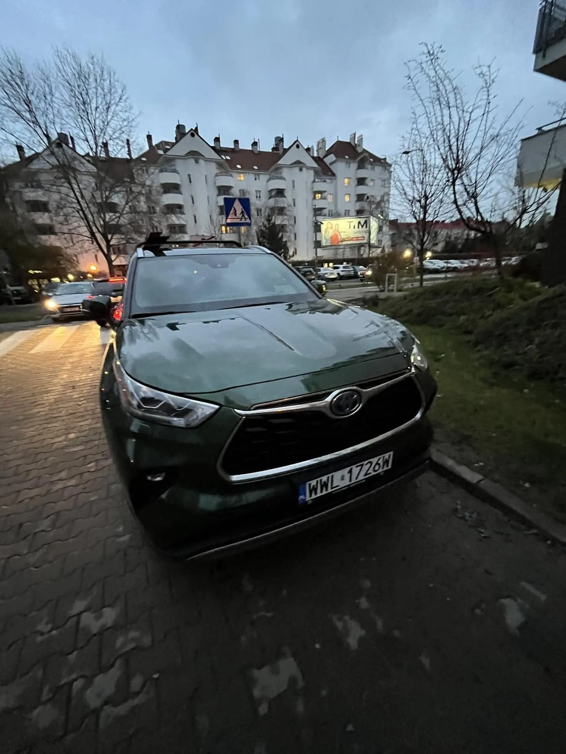 Zwykły burak, który na zwrócenie uwagi w sprawie parkowania przed przejściem dla pieszych (wcześniej stał bezpośrednio na przejściu) reaguje agresją słowną i groźbami. Żonka niewiele mądrzejsza. Dodam, że jest to przejście dla pieszych przy wejściu na teren przedszkola, w okolicy jest kilka szkół i o tej porze jest tam naprawdę duży ruch zarówno pieszy jak i kołowy.