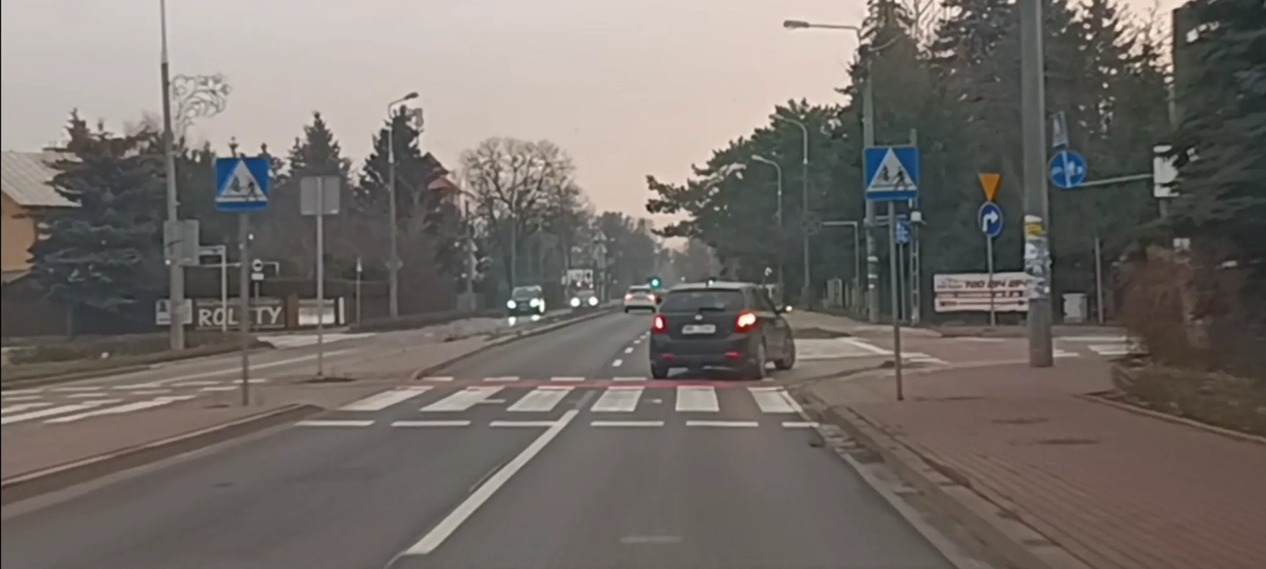 Bandyta drogowy kilka chwil wcześniej wyprzedził inny samochód w Piastowie na ulicy Aleja Tysiąclecia po górkę przed wiaduktem i na podwójnej linii ciągłej