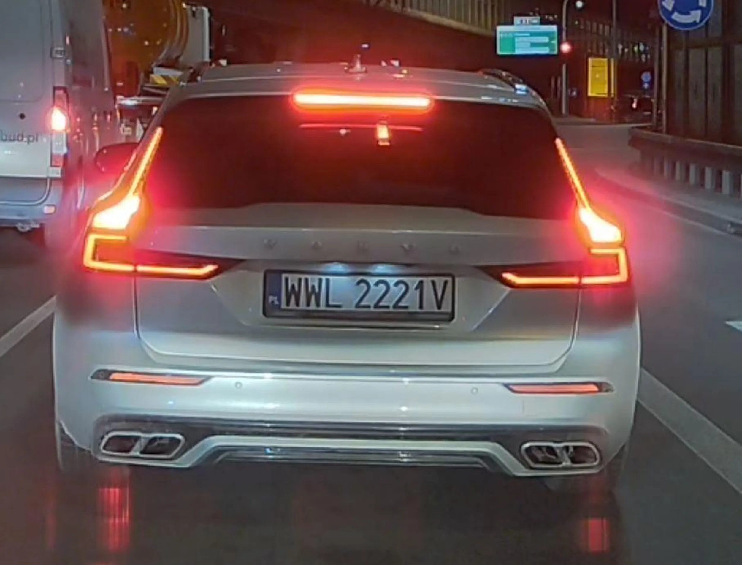 Mam volvo, więc nie muszę włączać kierunkowskazów, bo mi volno... Pan ewidentnie ma w d sygnalizowanie zamiaru zmiany pasa, a do tego lubi przyklejać się do buspasa. Skacze z pasa na pas bez kierunkowskazów.