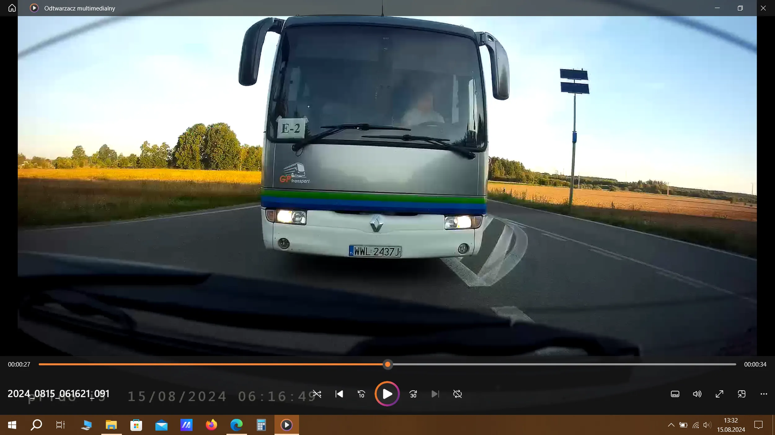Takie pytanie do kierOWCY na zdjęciu. Czy ty sobie zdajesz sprawę jakie zagrożenie stwarzasz na drodze? Jechałeś za mną na skrzyżowaniu, gdzie było ograniczenie do 70 km/h i TAKĄ odległość utrzymywałeś ???!!! Ja zwolniłem a ty nie zauważyłeś znaku??? Masz problemy ze wzrokiem i ludzi wozisz ? Poza tym: wymusiłeś pierwszeństwo na skrzyżowaniu, przekroczyłeś dopuszczalną prędkość o 47 km/h, oraz kilka innych mniej punktowanych wykroczeń. Mam kilka minut nagrań twoich "popisów" na drodze. wyliczyłem ci z taryfikatora 1700 zł oraz 21 punktów karnych. Gratuluję.