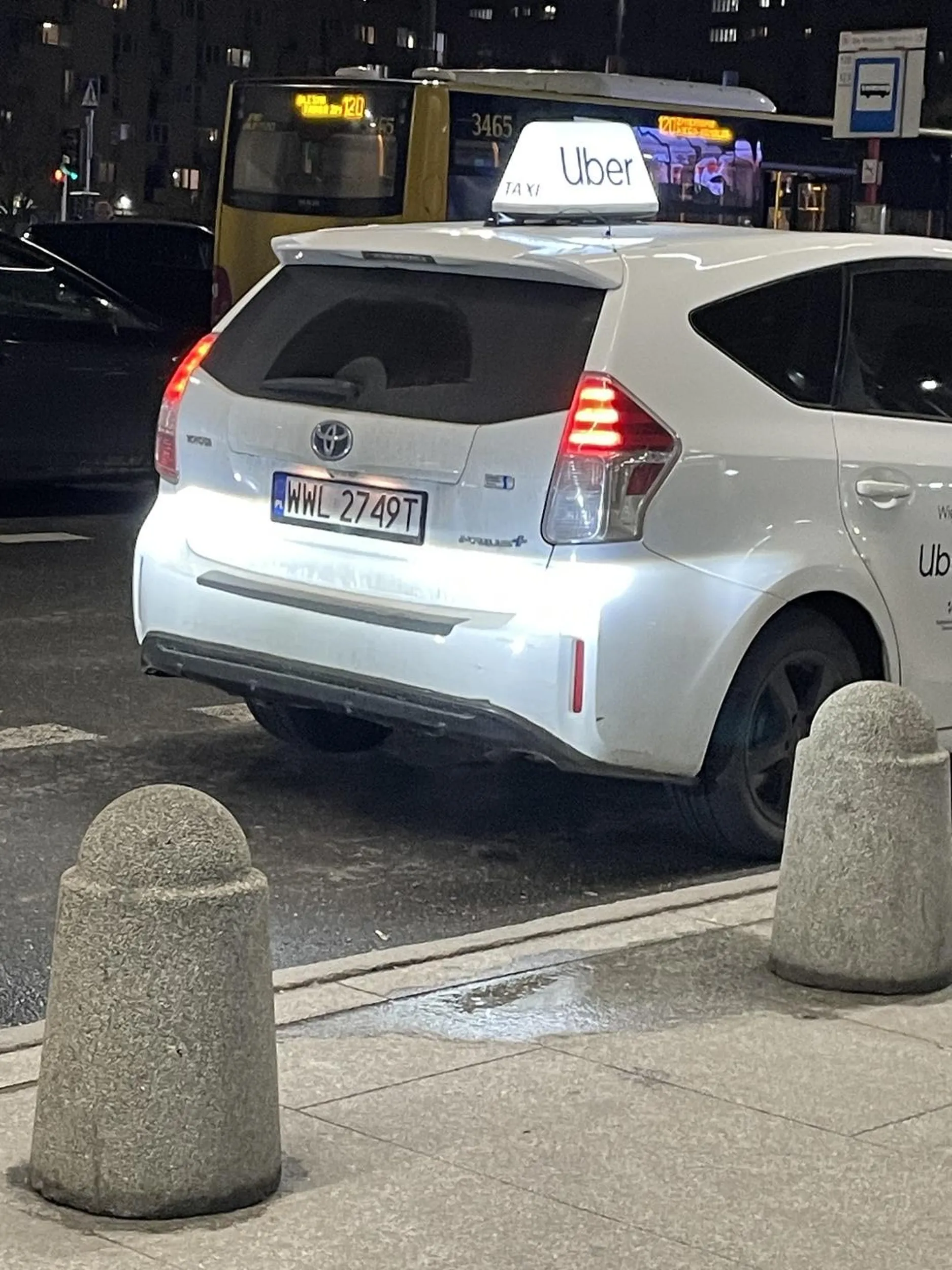 Chcialam jechac z dworca wschodniego 6km, nie uberem tylko klasycznie taksówka. Kierowca stwierdzil ze on nie bedzie uzywal taksometru, on chce 50zl. Oczywiscie zrezygnowalam i pojechalam inna. Za niecale 30zl