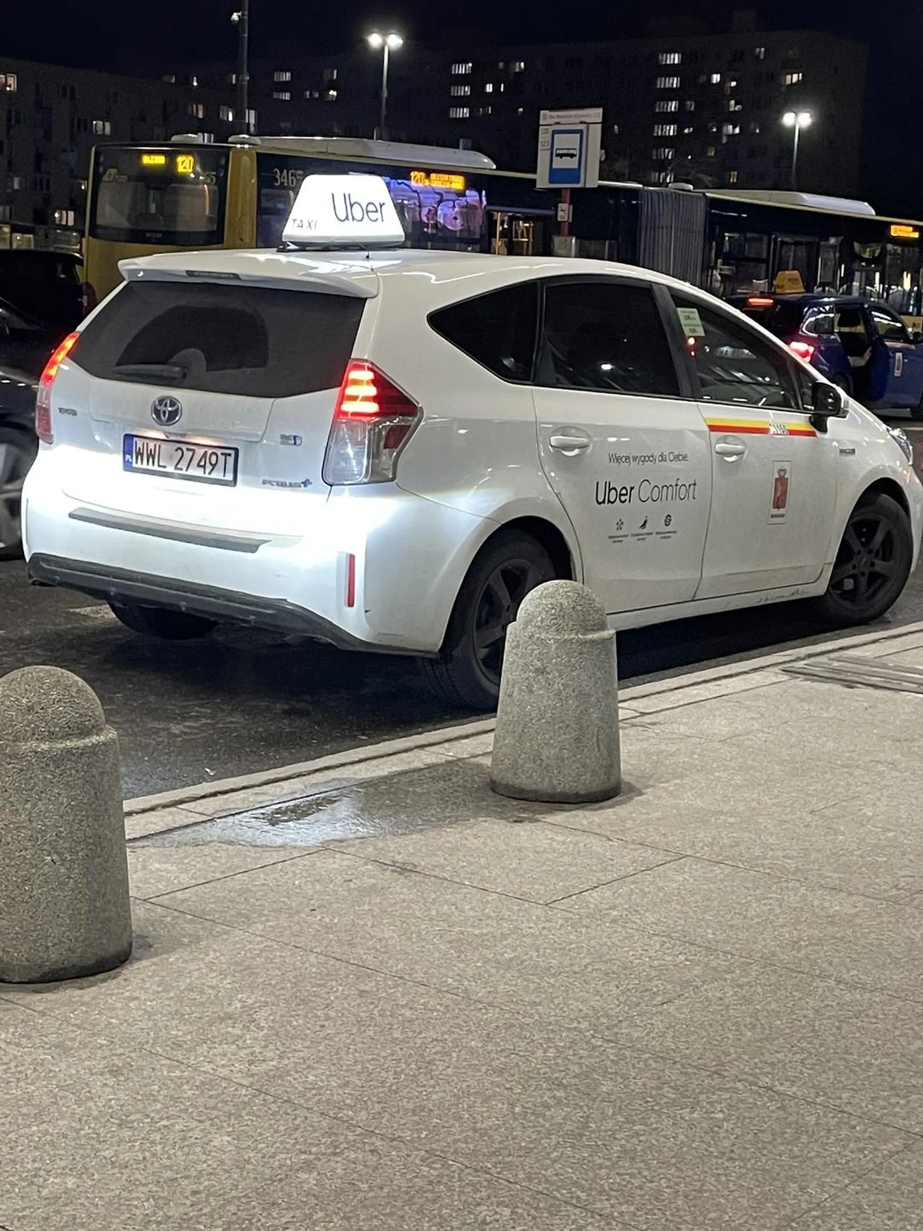 Chcialam jechac z dworca wschodniego 6km, nie uberem tylko klasycznie taksówka. Kierowca stwierdzil ze on nie bedzie uzywal taksometru, on chce 50zl. Oczywiscie zrezygnowalam i pojechalam inna. Za niecale 30zl