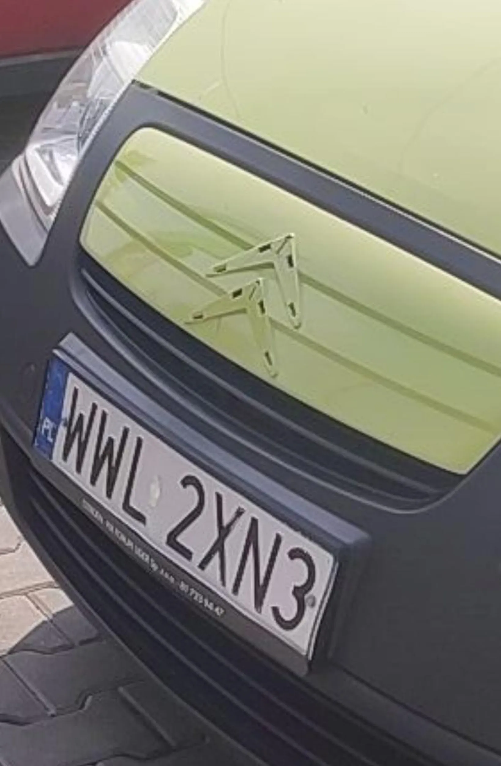 Wymusza pierszeństwo na skrzyżowaniu równorzędnym w Wołominie k. Warszawy.