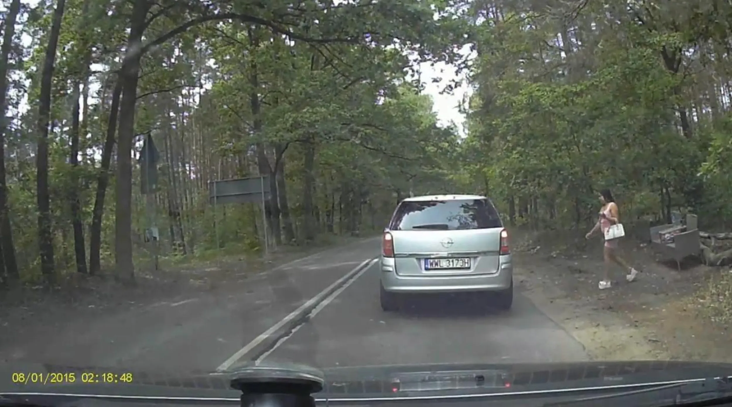 Dobry człowiek bierze autostopowiczkę