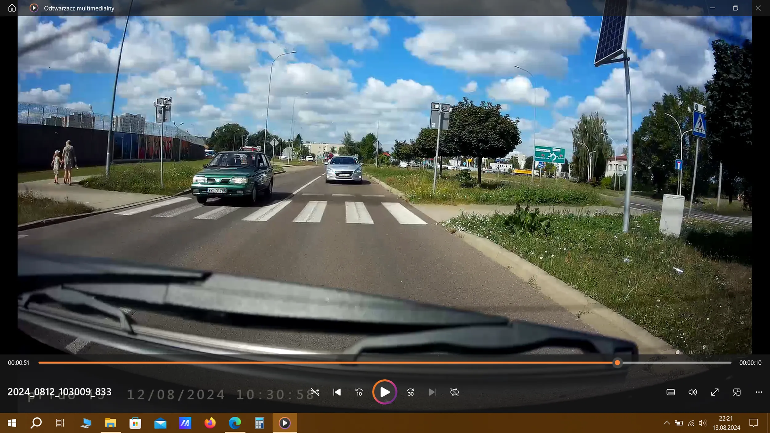 Zamość, 12.08.2024, ul. Hrubieszowska. Wyprzedzanie pojazdu na przejściu dla pieszych. Mam kilka minut popisów tego pseudo-kierOWCY z tylnej jak również przedniej kamery. Wyliczyłem z taryfikatora ok. 2000 zł mandatu i 22 punkty karne.