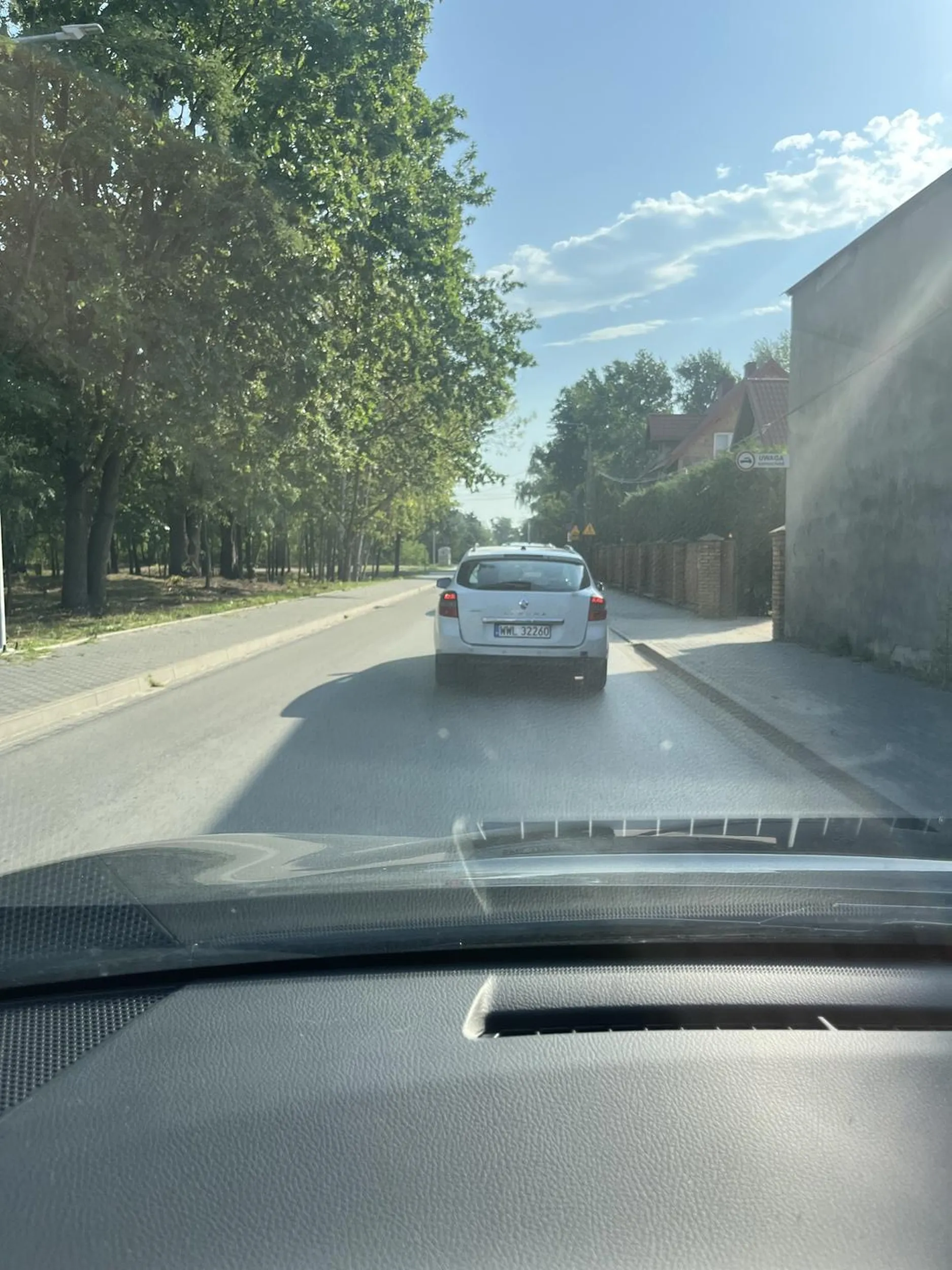 Uwaga kobieta za kierownicą! Zajeżdża drogę, wyjeżdża bez sygnalizowania, jeździ bardzo niebezpiecznie