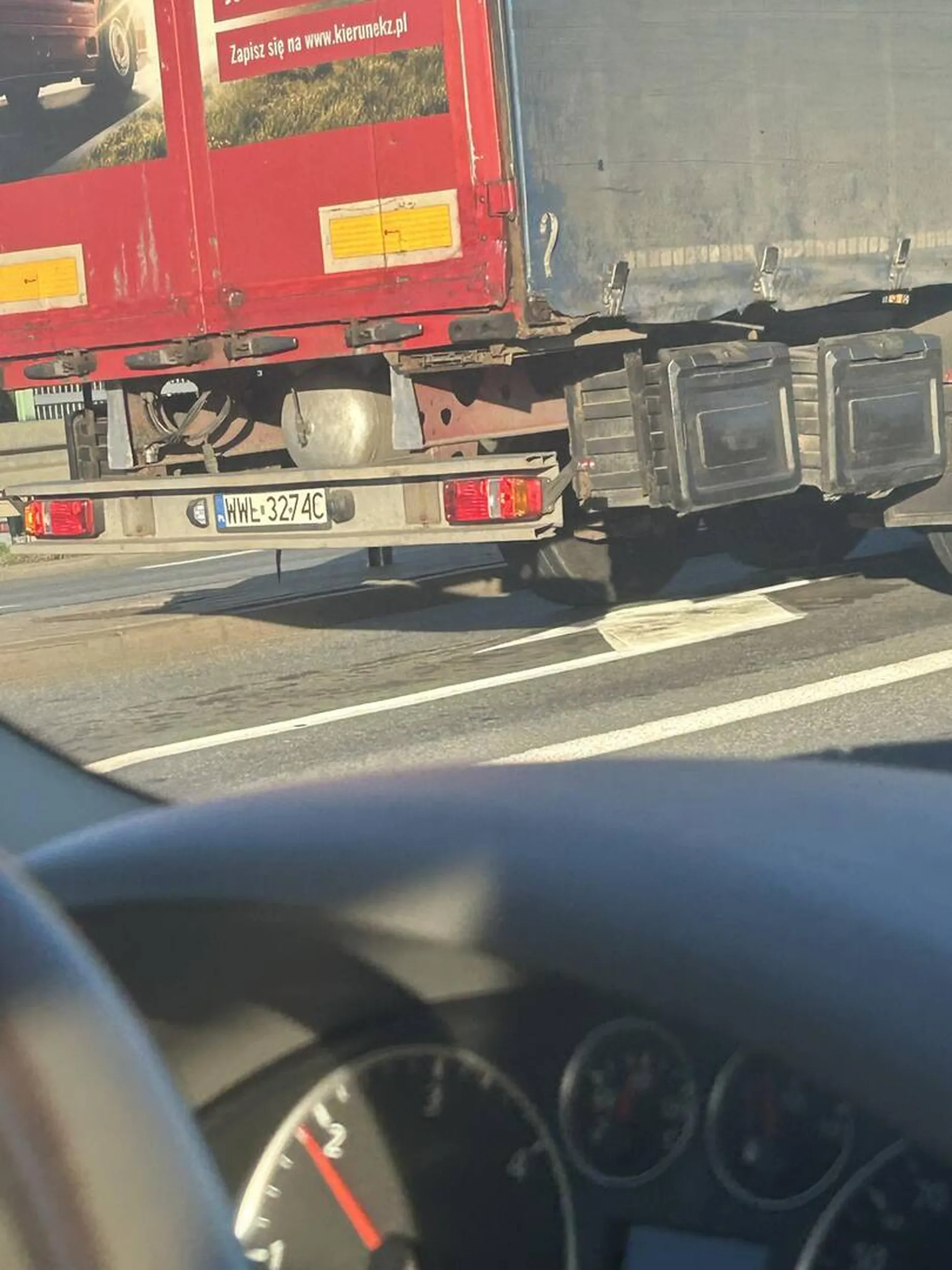 Kierowca Firmy Stalko, jakim cudem kierowca zawodowy nie wiem. Na krajowej 22 od Tczew do Malbork notorycznie przekraczał prędkość o 30km/h siedział na zderzaku i walił światłami, agresywny i mam film na którym straciłby prawo jazdy. Pozdrawiam, następnym razem Cię wychamuje i kluczyki wkopie Ci w dupe