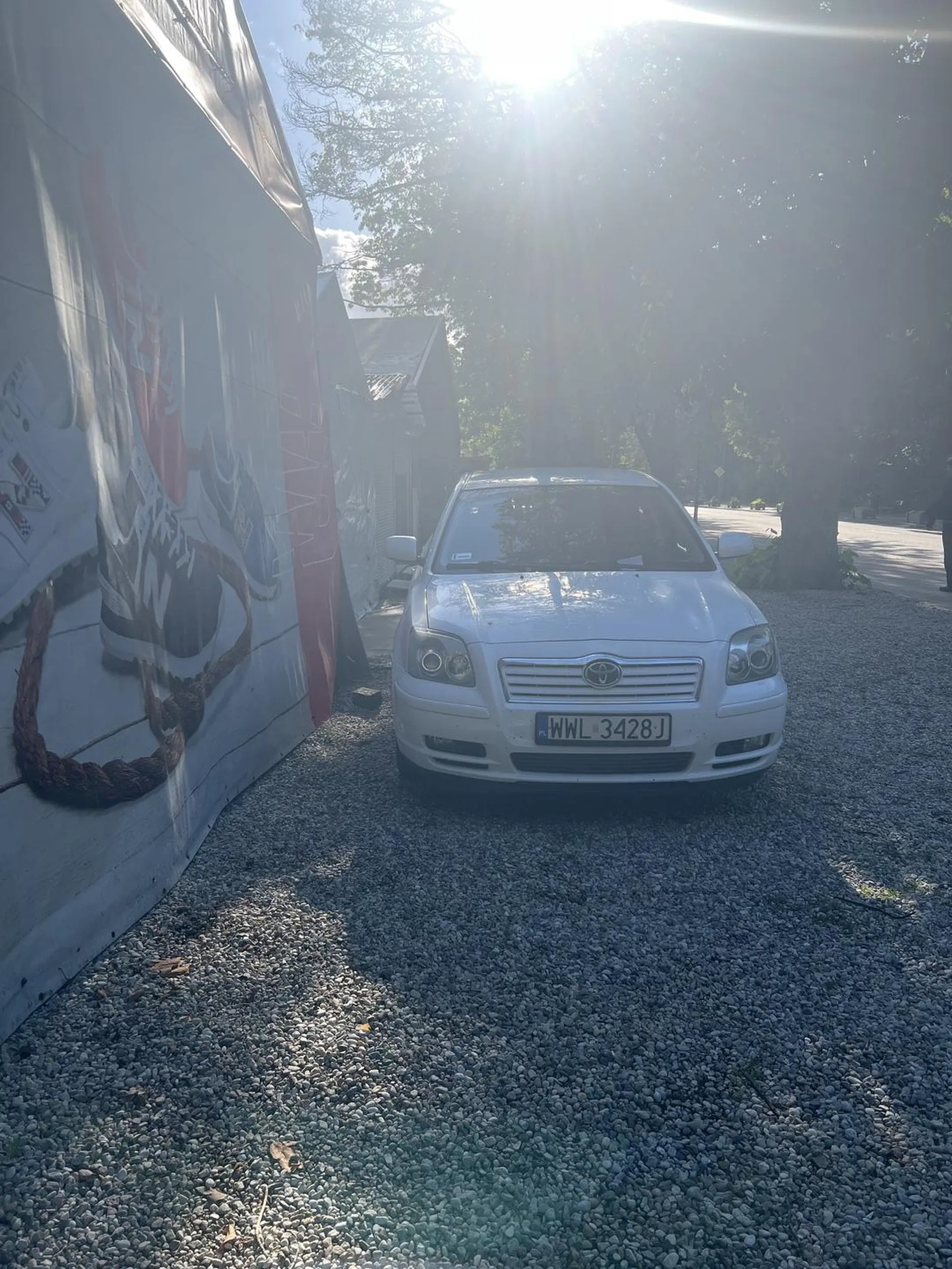 przyjechał na wakacje i parkuje pod namiotami przed co nie są w stanie otworzyć swojego punktu