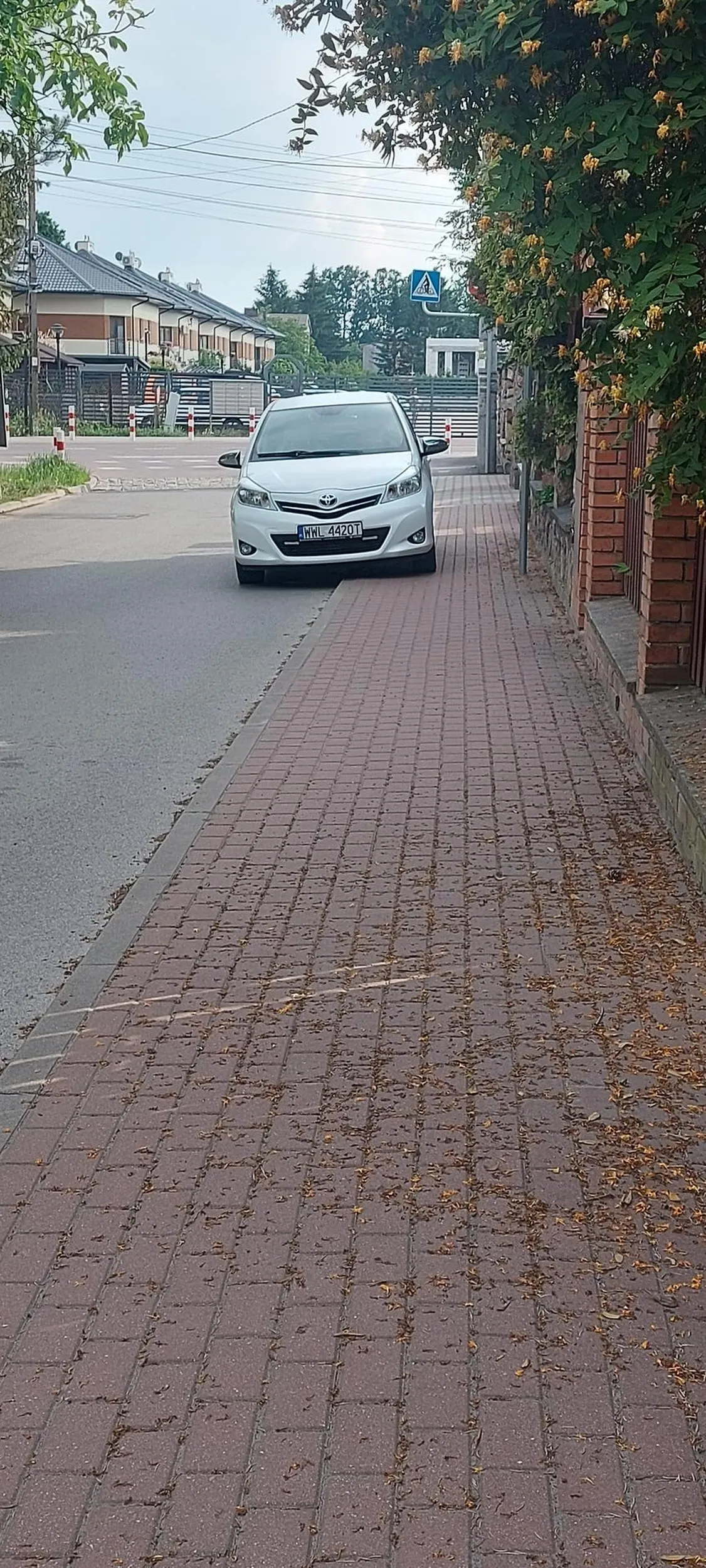 Pizdeczka nie umiejąca parkować. Nie da się przejść z wozkiem