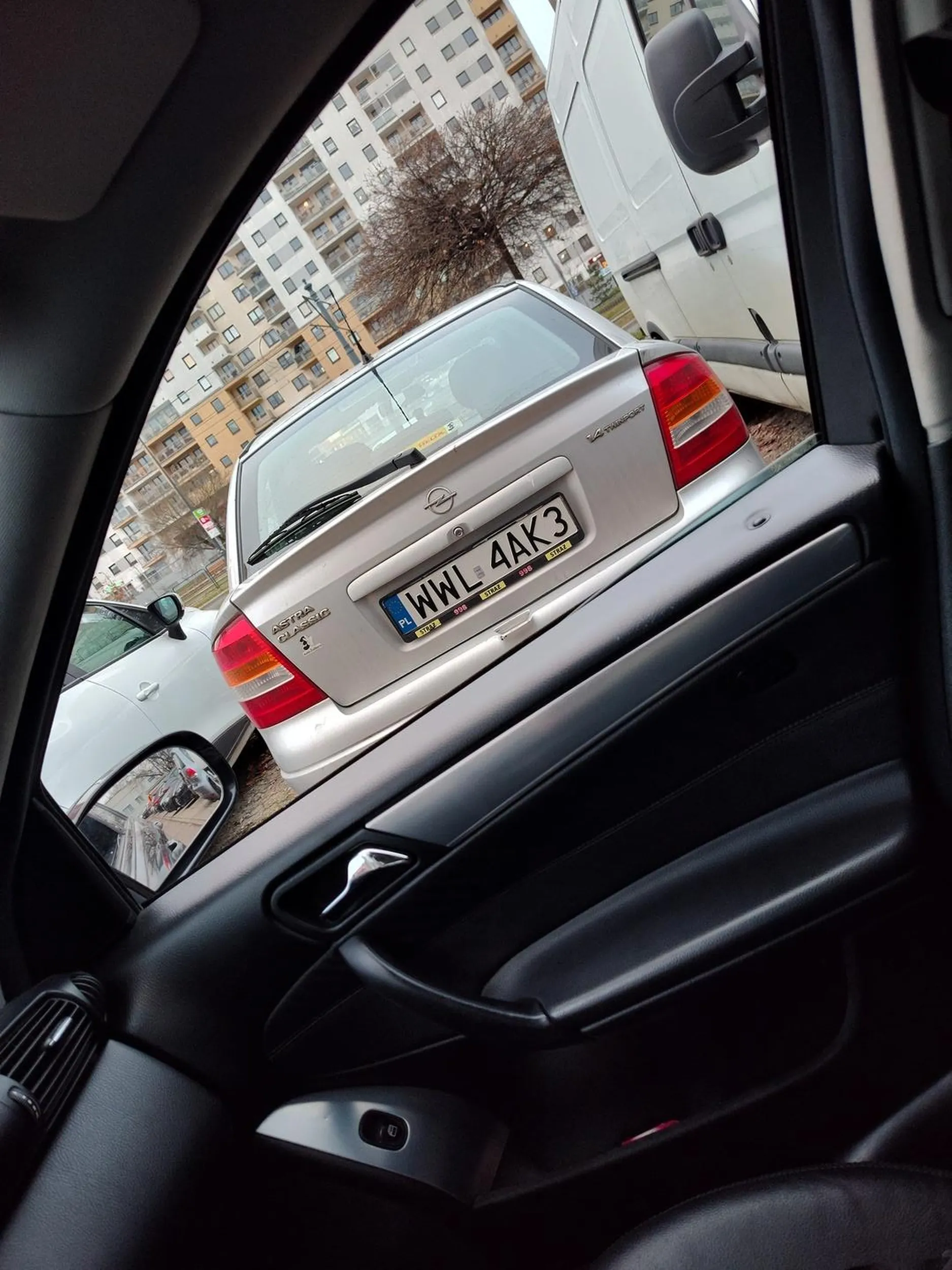 Ruro widzisz że stoję i czekam aż gościu wyjedzie. Samochód wyjechał a blondyneczka udając że nikogo nie widzi się wjebała na miejsce. Tfu