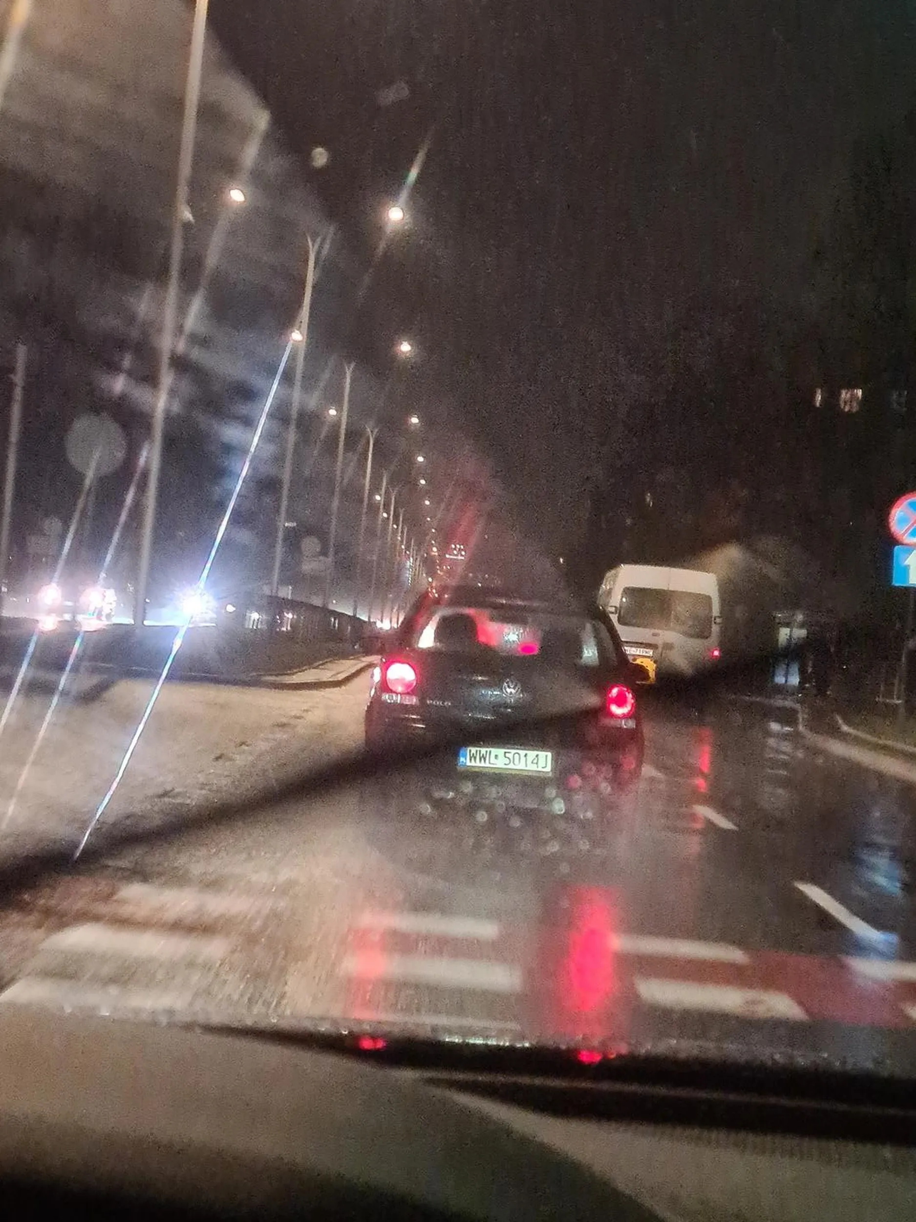 Jedzie lewym pasem 30 km/h spowalniając ruch. Brak dynamiki jazdy. Sugeruję jeździć prawym pasem.