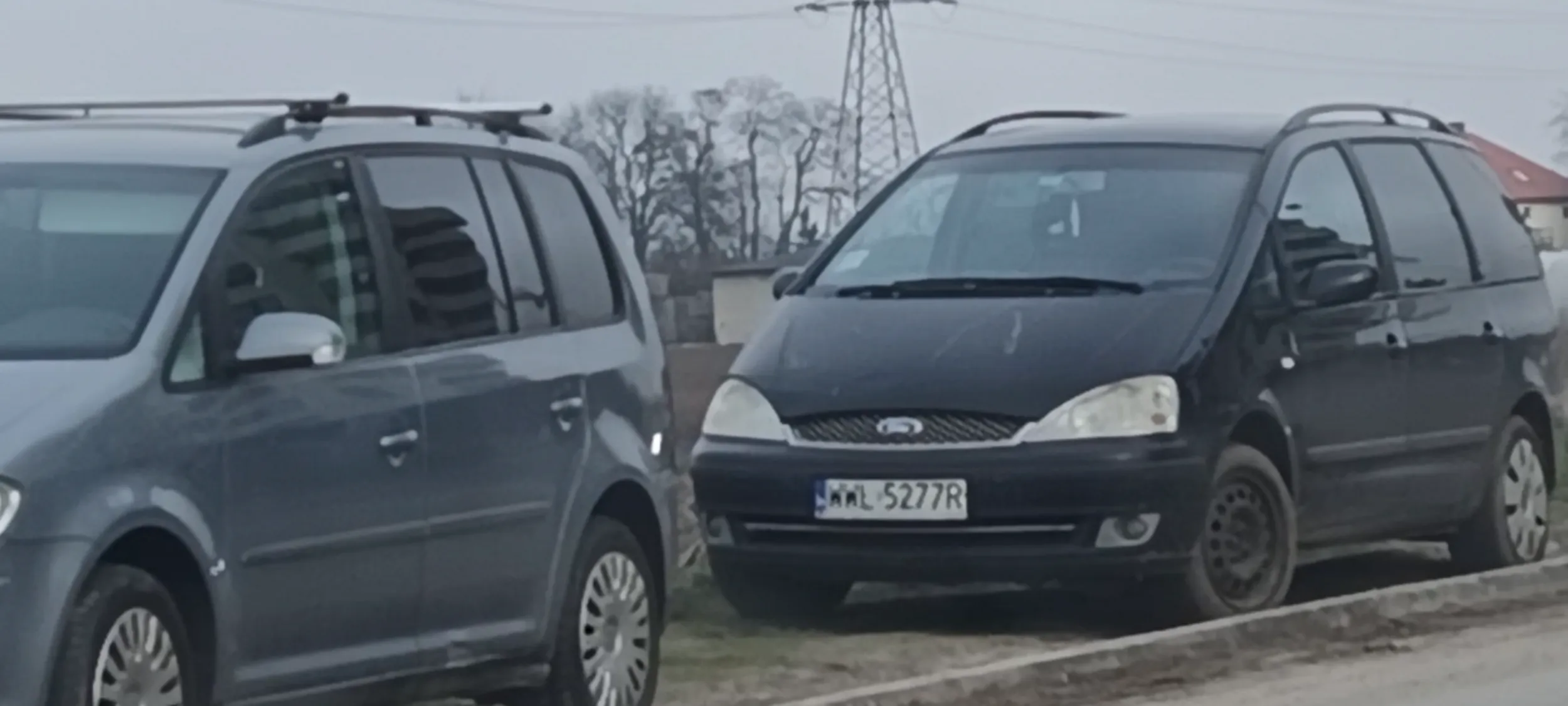 Kretyn kierowca stoi na poboczu i niszczy trawnik na ulicy gdzie jest zakaz zatrzymywania się i postoju B-36