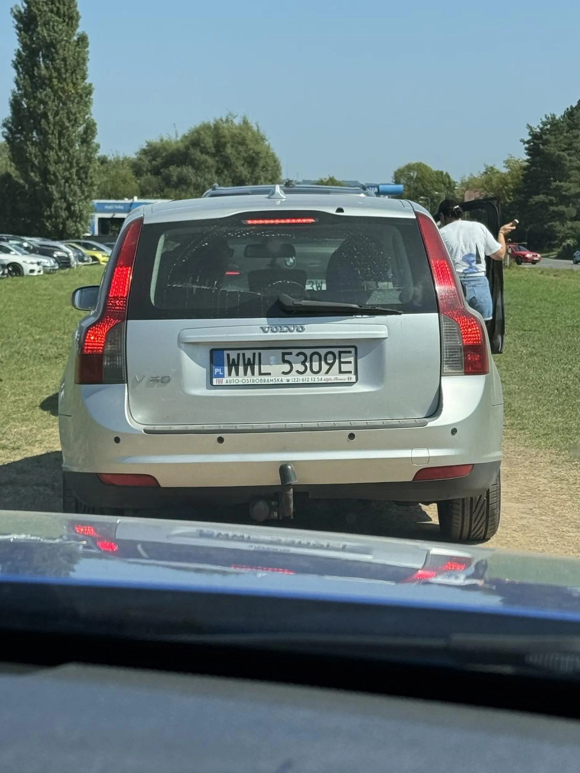 Cham który wpierdala się w kolejki samochodem, do utylizacji