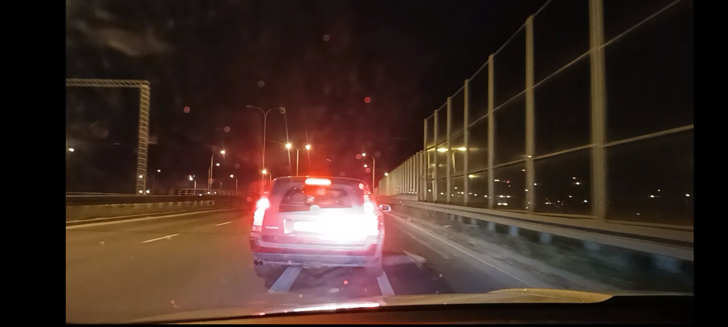 Ten pirat drogowy dwukrotnie zajechał mi drogę na moim pasie ruchu i 2 razy hamował aby wymusić stłuczkę - wjechanie mu w tył. To kryminalista i bandzior.