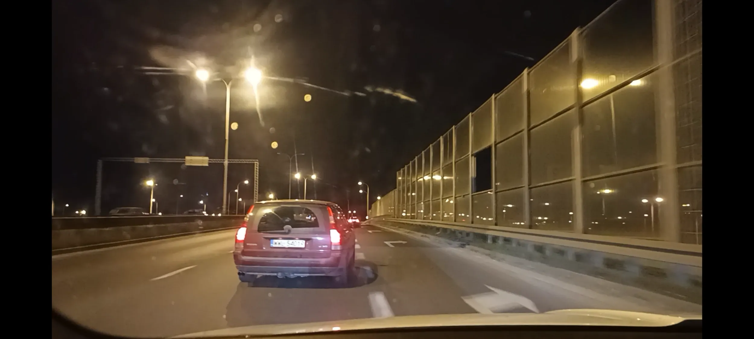 Ten pirat drogowy dwukrotnie zajechał mi drogę na moim pasie ruchu i 2 razy hamował aby wymusić stłuczkę - wjechanie mu w tył. To kryminalista i bandzior.