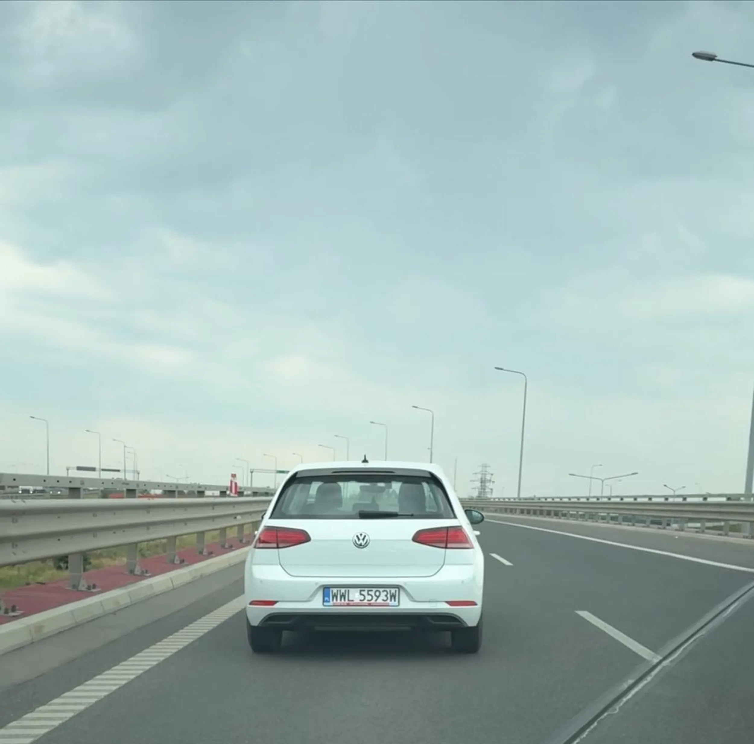 Totalnie zmarnowany genetycznie gatunek. Jedzie śmieszka lewym pasem (zapraszam do obejrzenia filmu) i się śmieje bo ma kamerę :D Mistrz lewego pasa wybrany na rok 2024. Gratulacje. Mniejsze dla upośledzenia umysłowego .