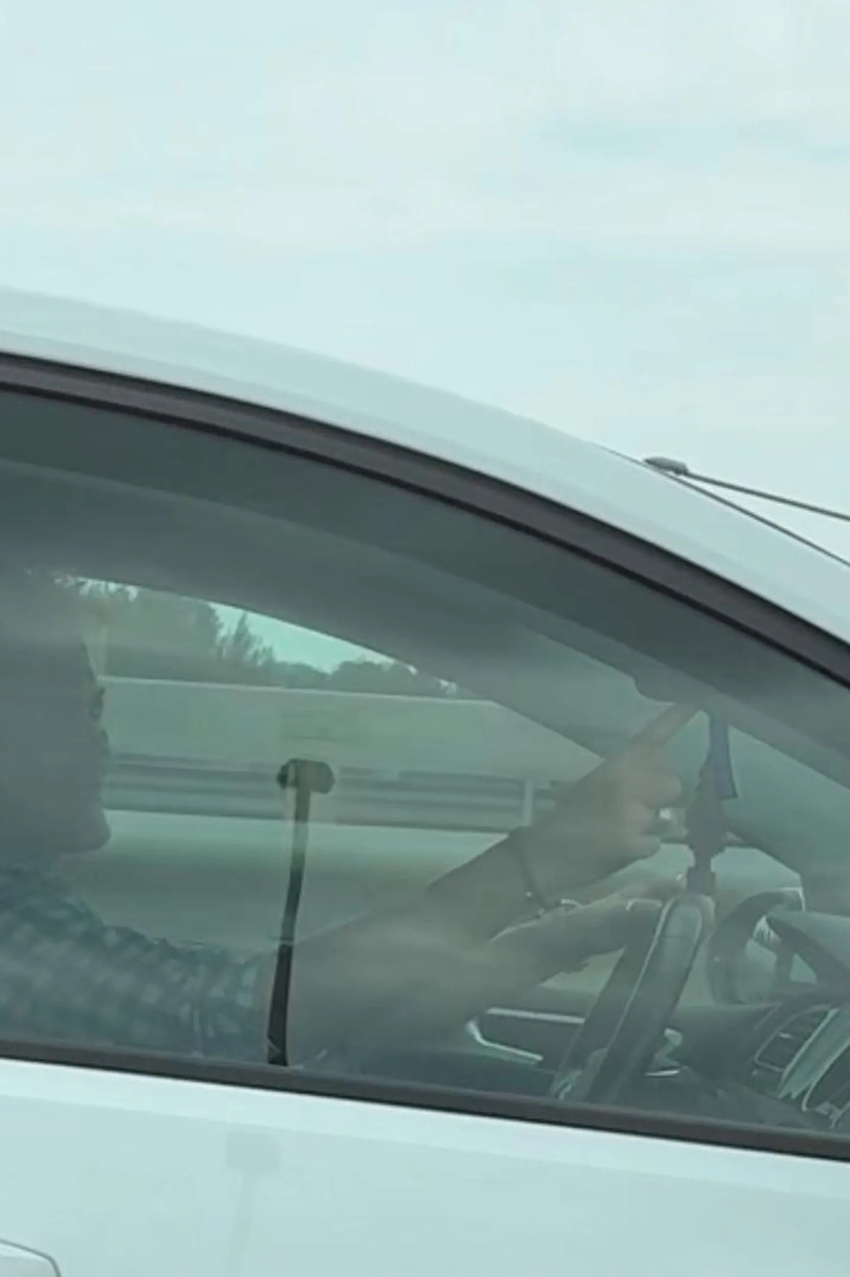 Totalnie zmarnowany genetycznie gatunek. Jedzie śmieszka lewym pasem (zapraszam do obejrzenia filmu) i się śmieje bo ma kamerę :D Mistrz lewego pasa wybrany na rok 2024. Gratulacje. Mniejsze dla upośledzenia umysłowego .