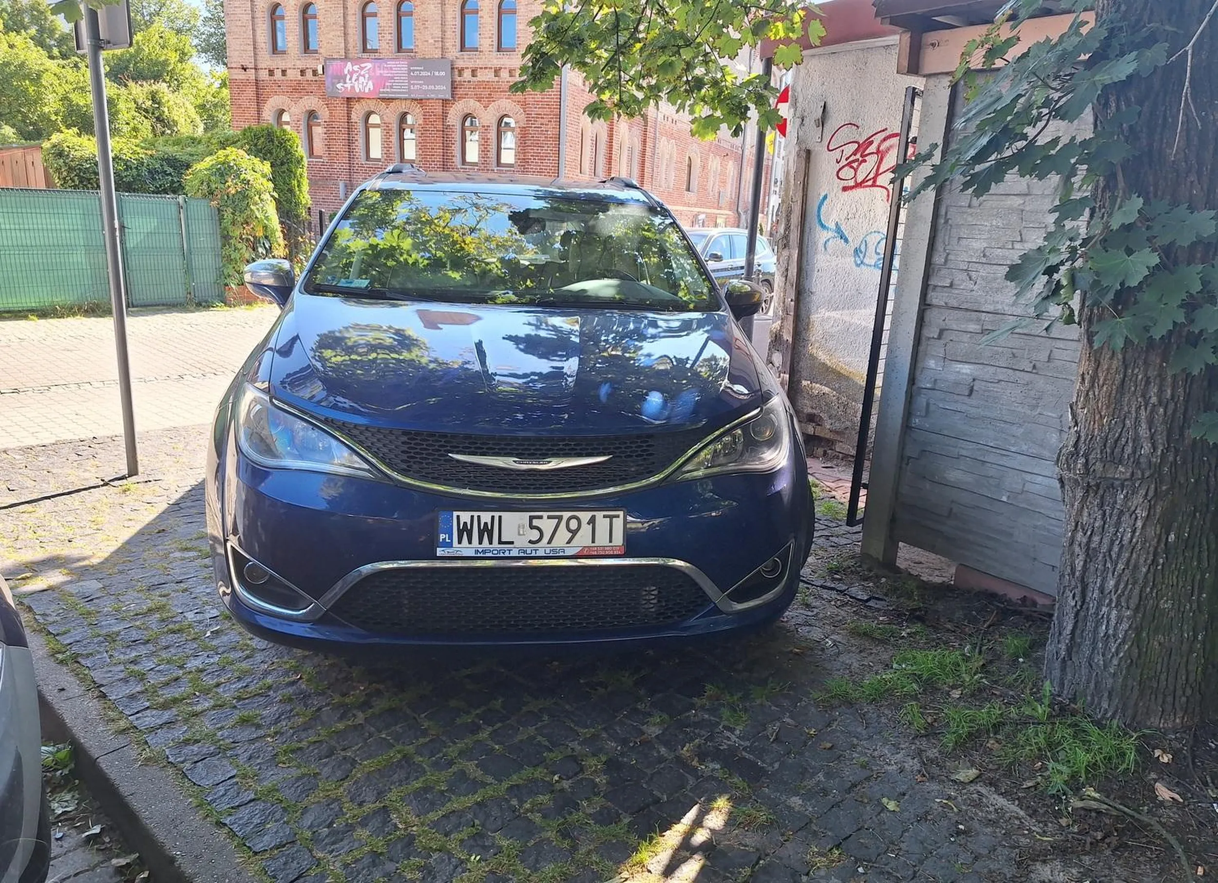 Przejścia nie ma bo księciunio przyjechał do Ustki... ledwie można było się przecisnąć. Matki z wózkami musiały się wracać i przechodzić ulicą.