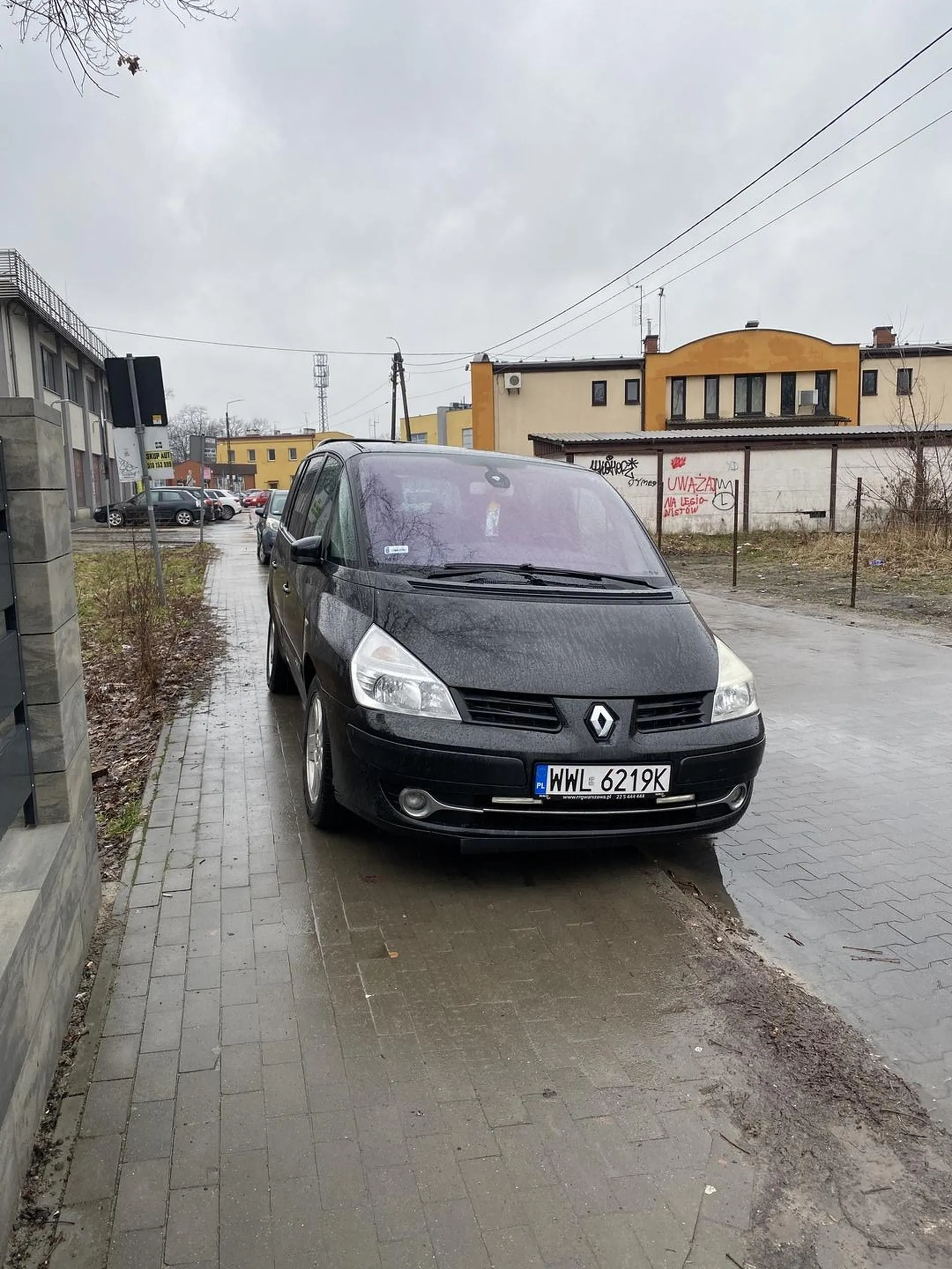 Specjalny stopień dysfunkcji umysłowej, zastawić prawie cały chodnik parkując obok DARMOWEGO parkingu wielopoziomowego