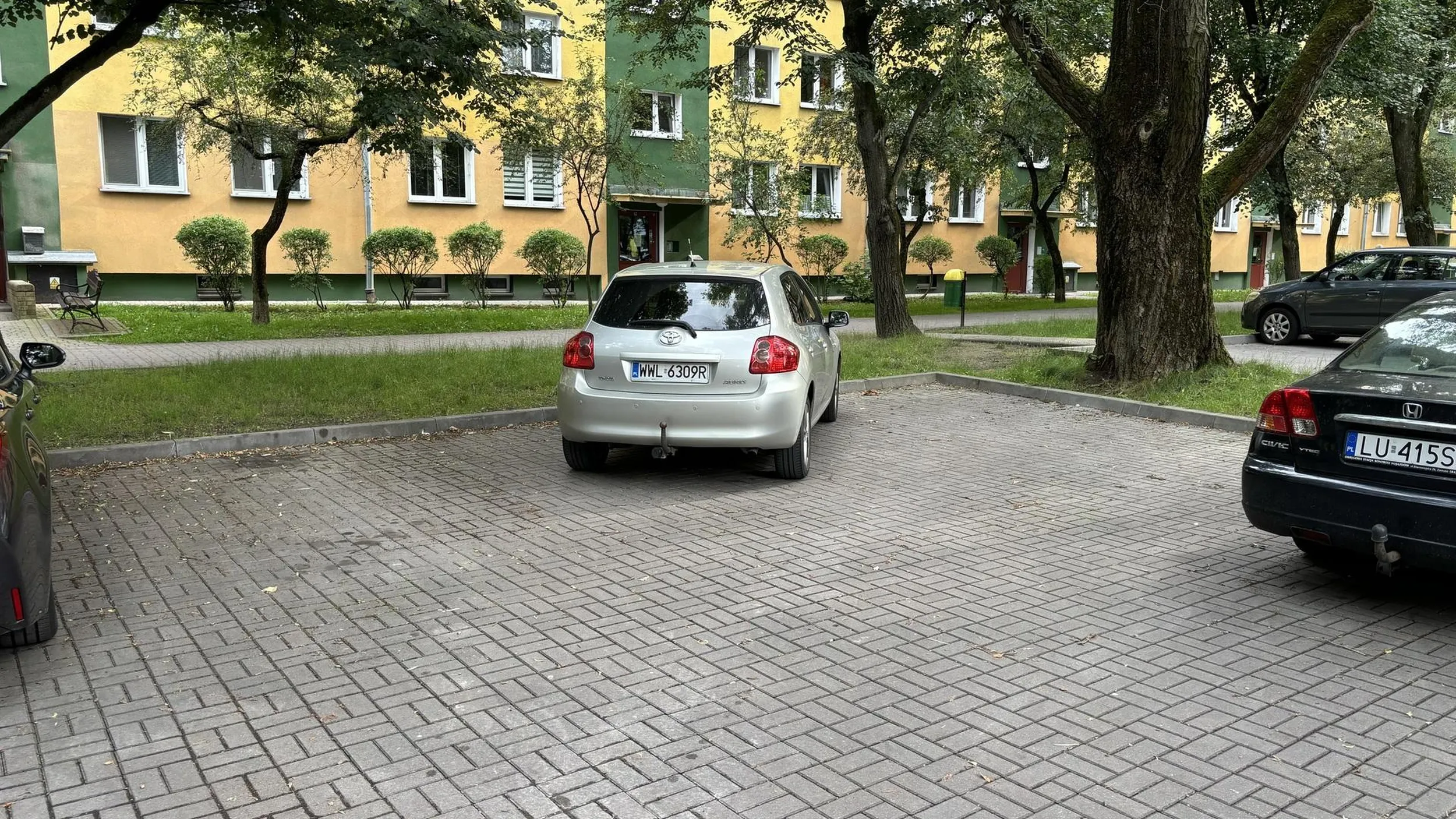 Naucz się parkować. Zajmujesz 3 mikejsca na parkingu