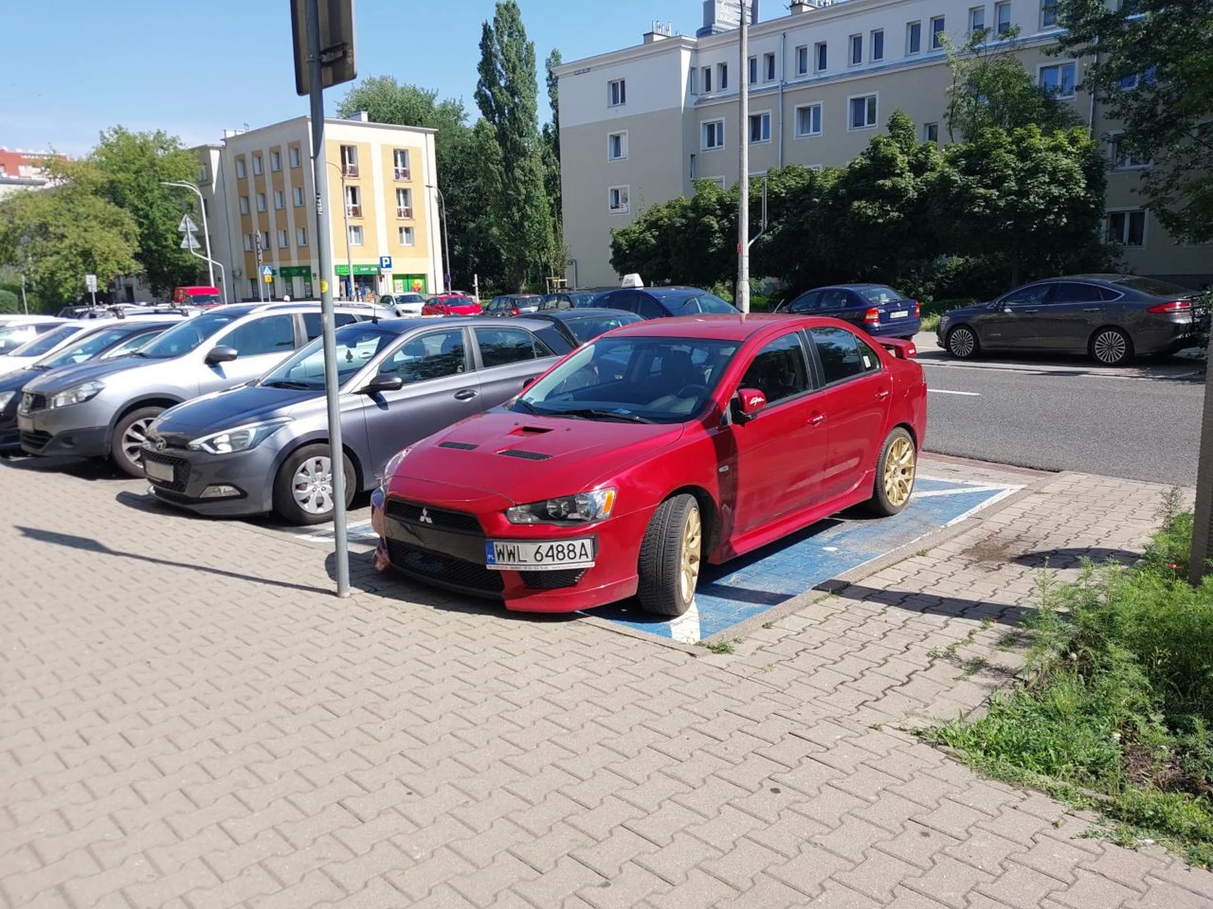 Tablice rejestracyjne powinny być zainstalowane z przodu i z tyłu w miejscach konstrukcyjnie do tego przeznaczonych. No chyba że jesteś psem - to nie muszą.