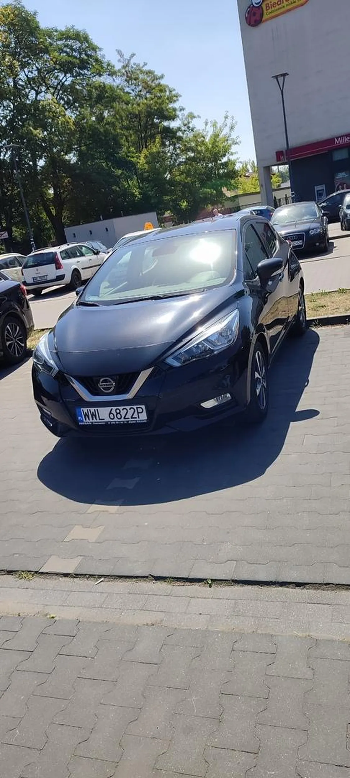 Nie rozumem jak można aż tak bezmyślnie i chamsko stanąć na parkingu samochodowym. Żeby to jeszcze było jakoś krzywo i ledwo najeżdżał na inny pas to rozumem. Może jakiś świeży kierowca ale żeby stanąć pół na jednym i pół na drugim to jest już szczyt chamstwa i tyle. Szkoda że nie miałem przy sobie karnych naklejek za parkowanie bo bym nimi odkleił cały samochód.