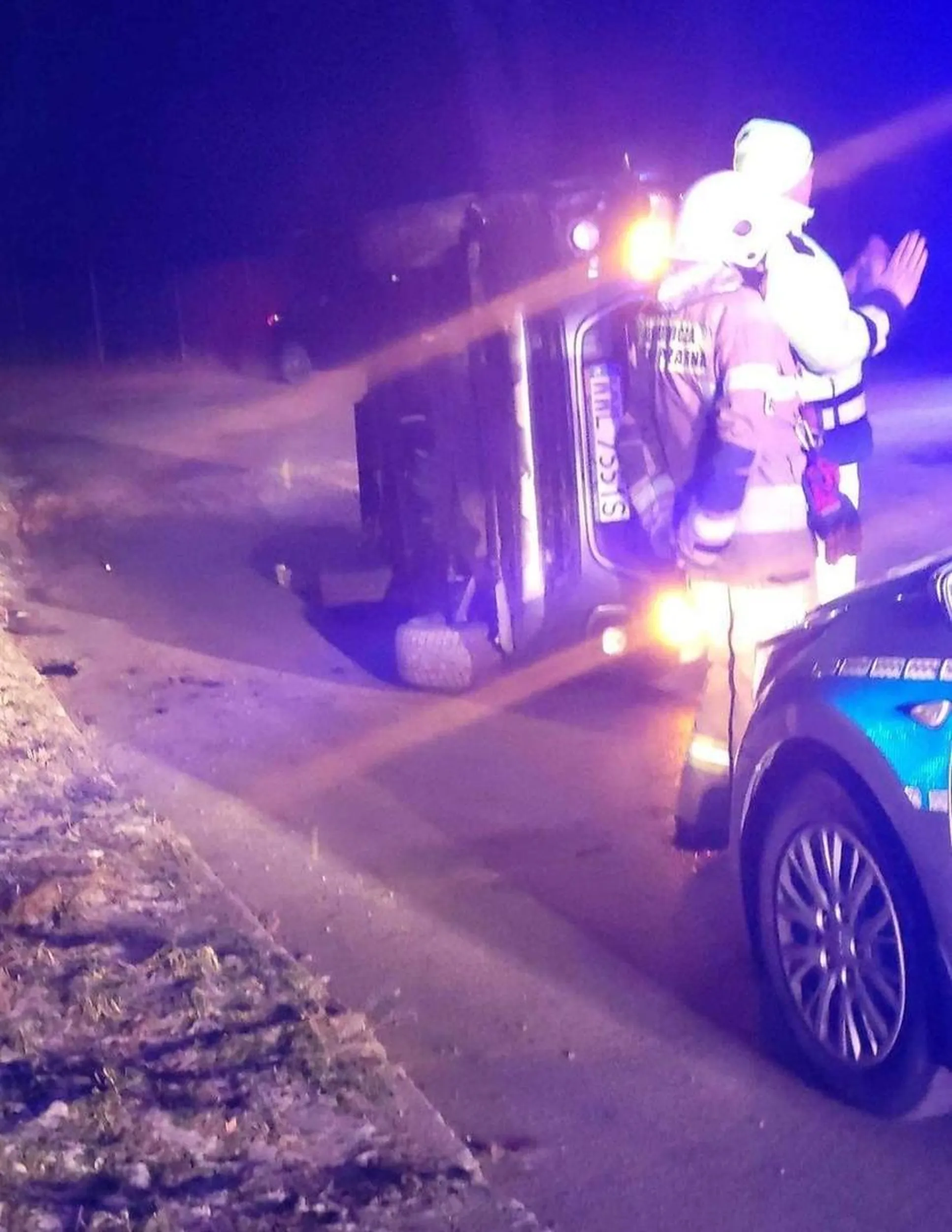 Pijana kierująca peugeotem dachowała na łuku drogi. Miała około 3 promile! Do zdarzenia doszło na ulicy Czarnieckiego w  miejscowości Czarna (pow. wołomiński). 45-latka na łuku drogi uderzyła w ogrodzenie i doprowadziła do wywrócenia pojazdu na bok. Jak się okazało kierująca miała około 3 promile oraz zakaz prowadzenia pojazdów.