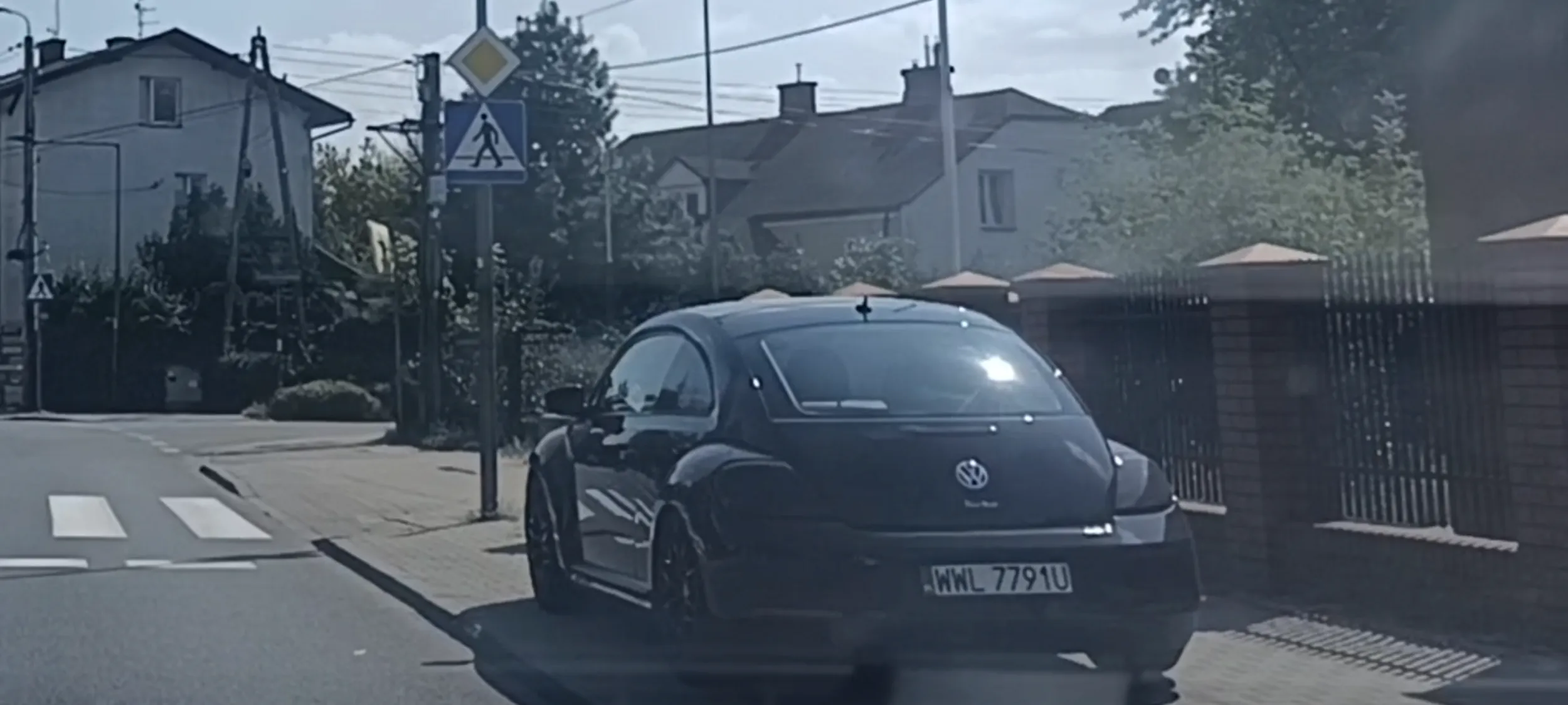 Bezmyślne Pato parkowanie przed przejściem dla pieszych