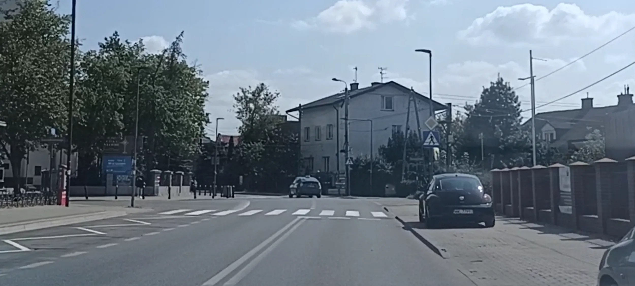 Bezmyślne Pato parkowanie przed przejściem dla pieszych