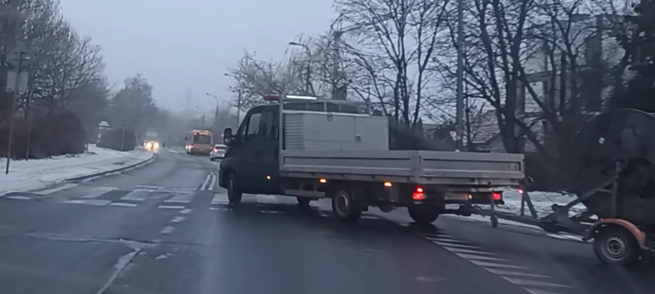 Prostak wymusza pierwszeństwo wyjeżdżając z ulicy podporządkowanej