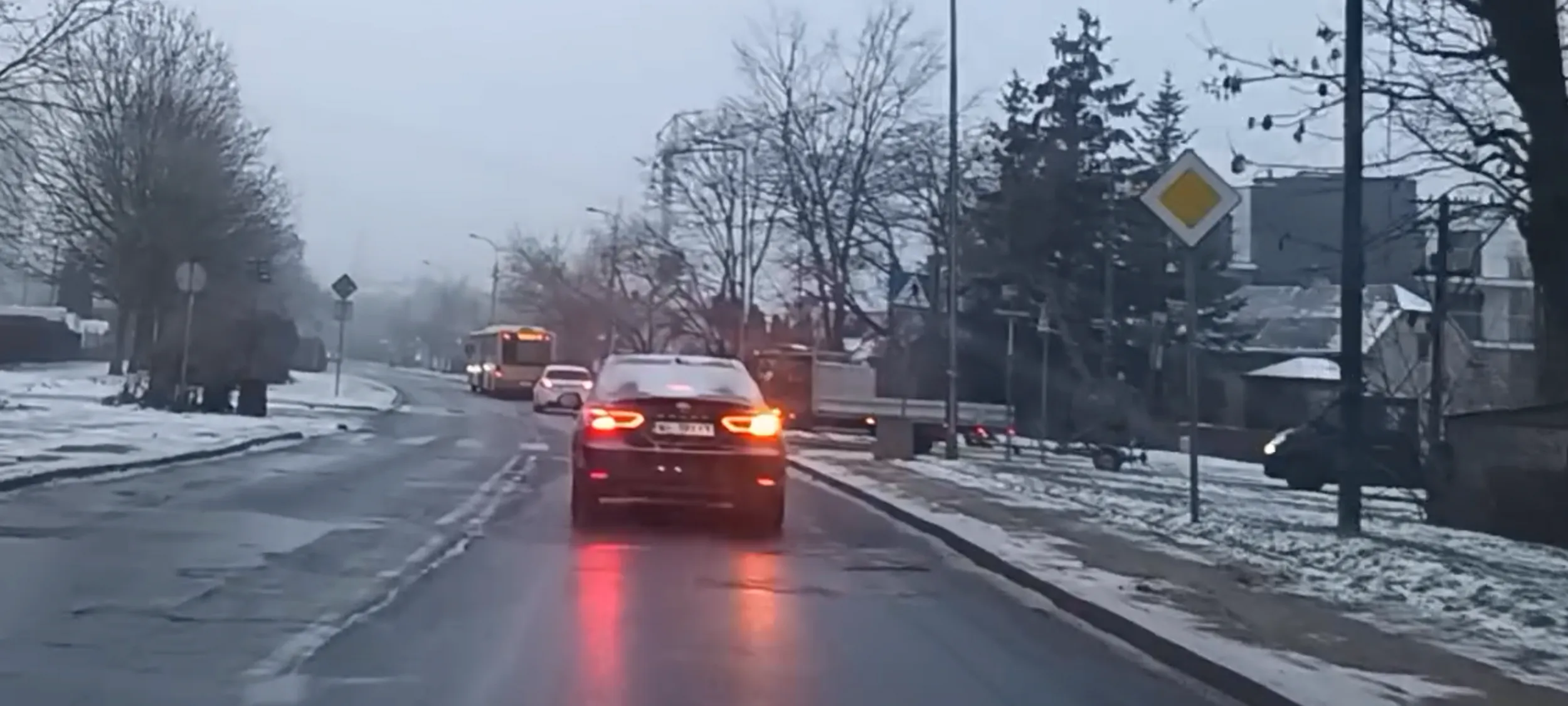 Prostak wymusza pierwszeństwo wyjeżdżając z ulicy podporządkowanej