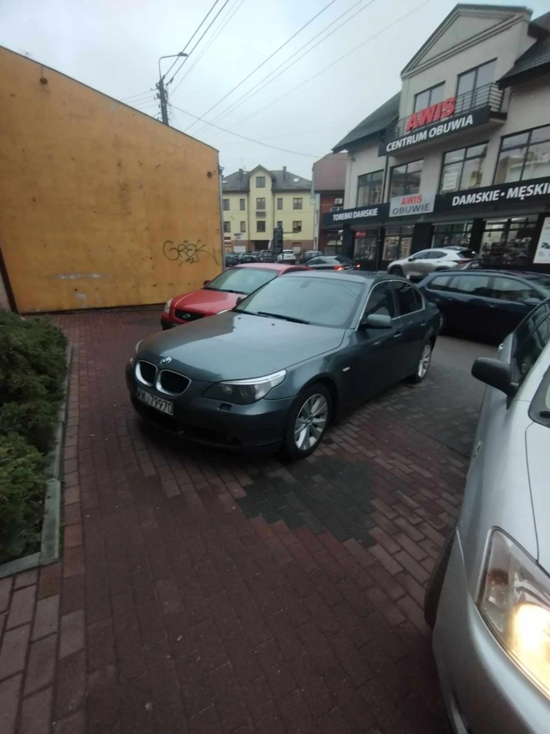 Ja bym wjechał do tego budynku po co sie hamować