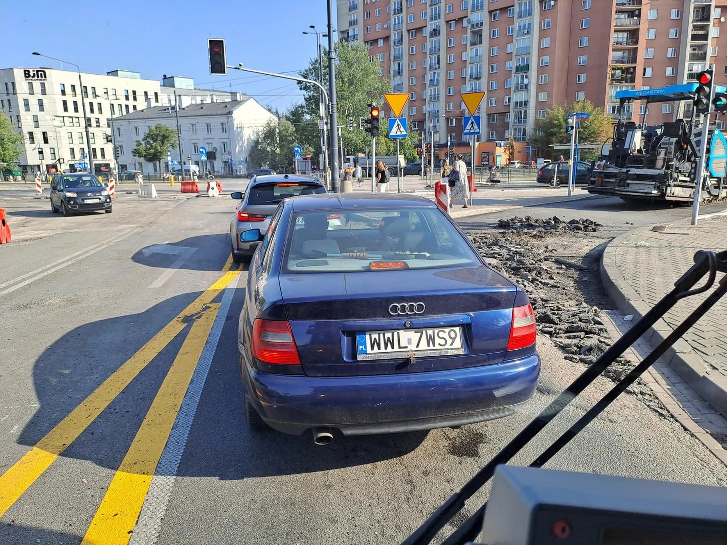 Kretyn który nie zna jazdy na suwak. Wciska się na drugiego tuż przed jadący autobus, po czym hamuje do zera. Doprowadził do kolizji dwóch autobusów, bo następny nie wyhamował po czym odjechał.