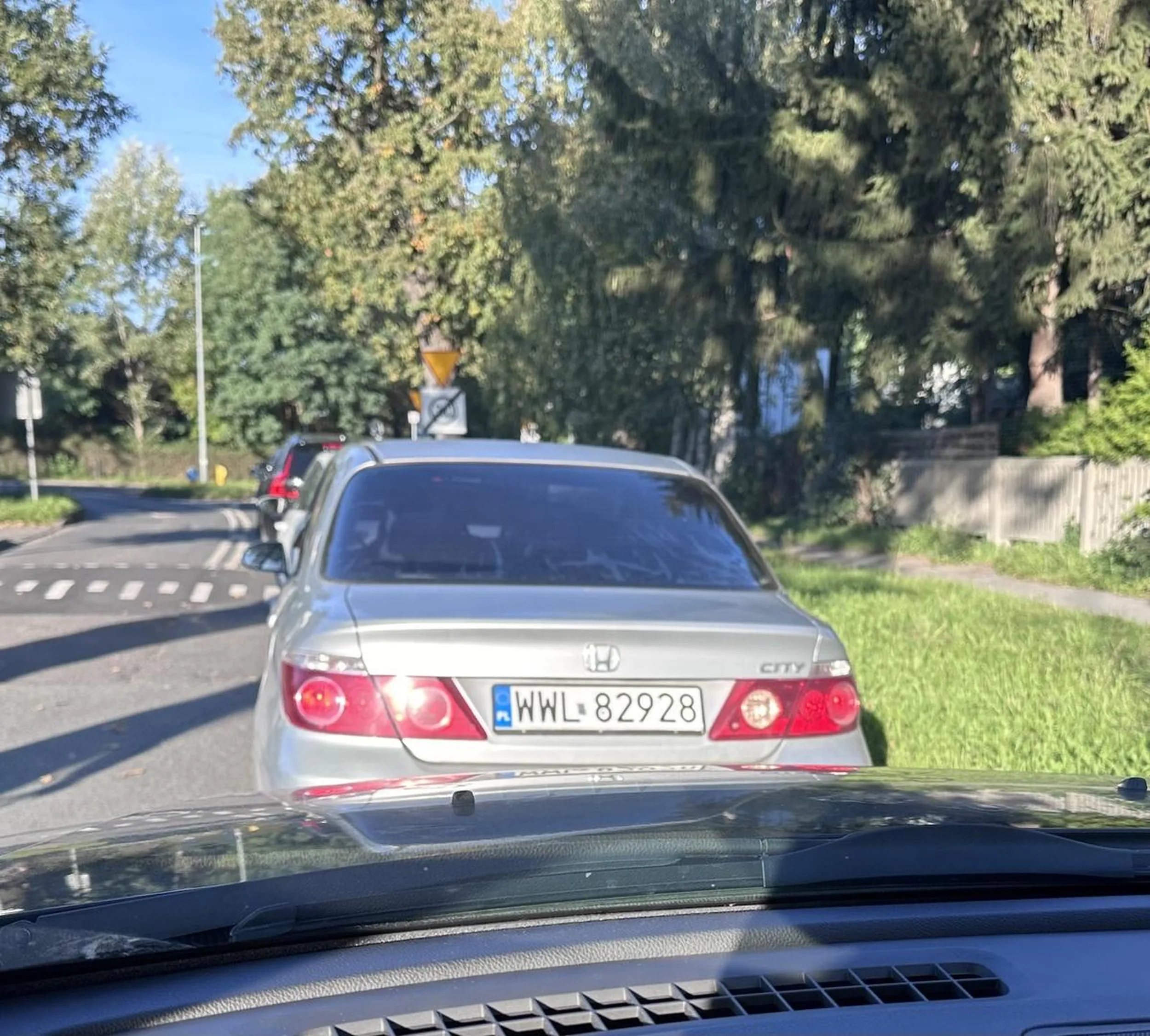 Bezczelny cham wymusza pierwszeństwo, probuje doprowadzic do kolizji.