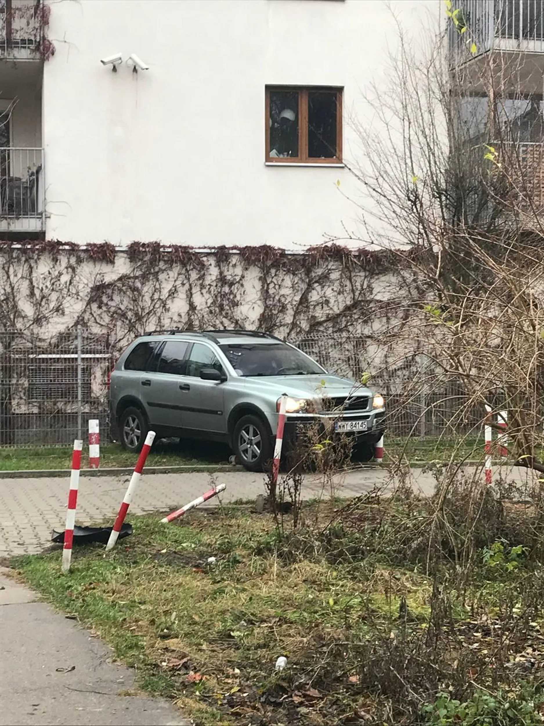 Nie no typ się wkurzył że wjechał w ślepą uliczkę, wycofał w ogrodzenie, zniszczył dwa słupki, ciekawe czy był trzeźwy, gratuluję rozwalonego Volvo i takiego poziomu wku*wu, mam nadzieję że cie dojadą