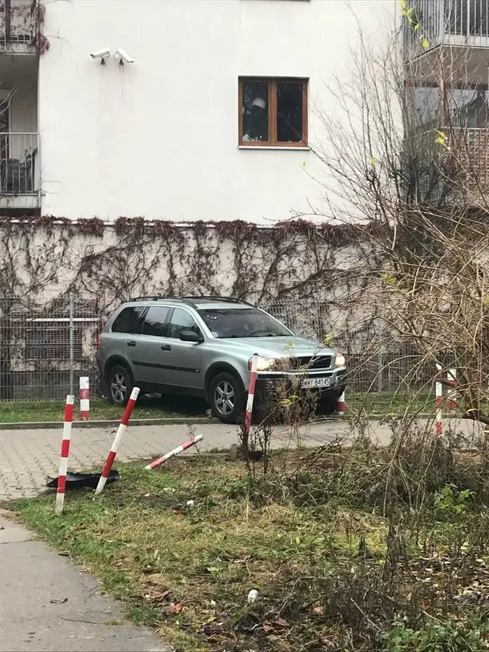 Nie no typ się wkurzył że wjechał w ślepą uliczkę, wycofał w ogrodzenie, zniszczył dwa słupki, ciekawe czy był trzeźwy, gratuluję rozwalonego Volvo i takiego poziomu wku*wu, mam nadzieję że cie dojadą