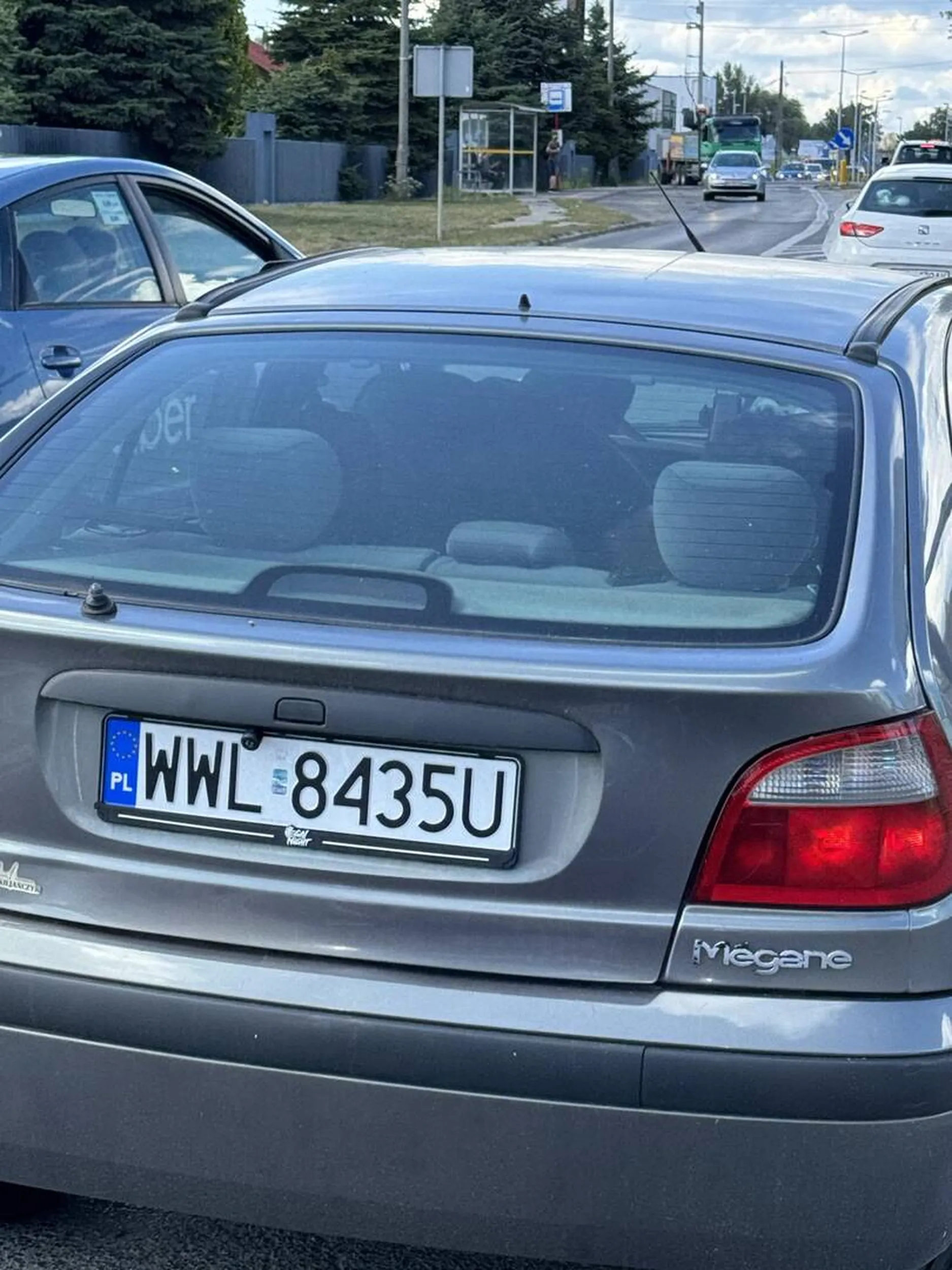 30 letni biedak ogladajacy budde mysli ze ma sportowy samochód i sadzi sie do dobrych chłopaków awanturuje sie na drodze, wali z partyzanta w twarz mimo tego i tak dostaje wpierdol, jesli to czytasz oby te dzieciaki ci zdechły jak chcesz sie ustawic ig @juilangarcia_ mozemy sie spawdzic bez kamer kozaku