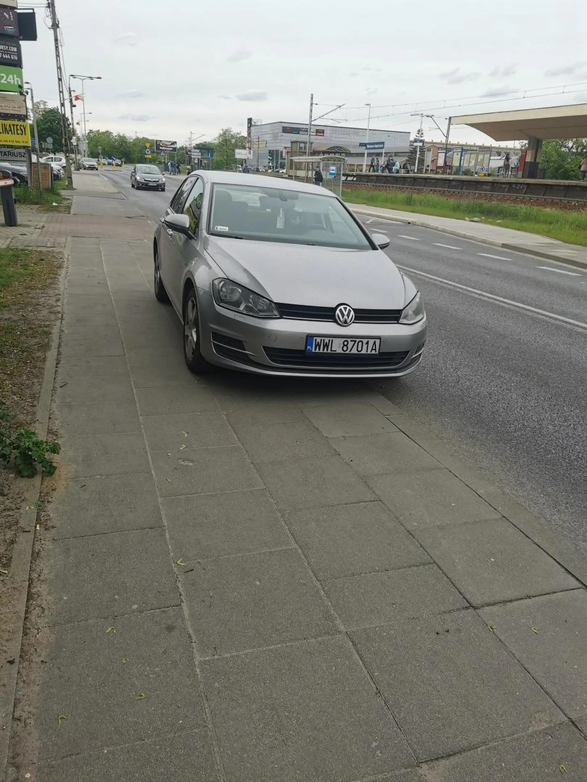 Tam nie wolno parkować! Utrudniasz życie i pieszym i kierowcom