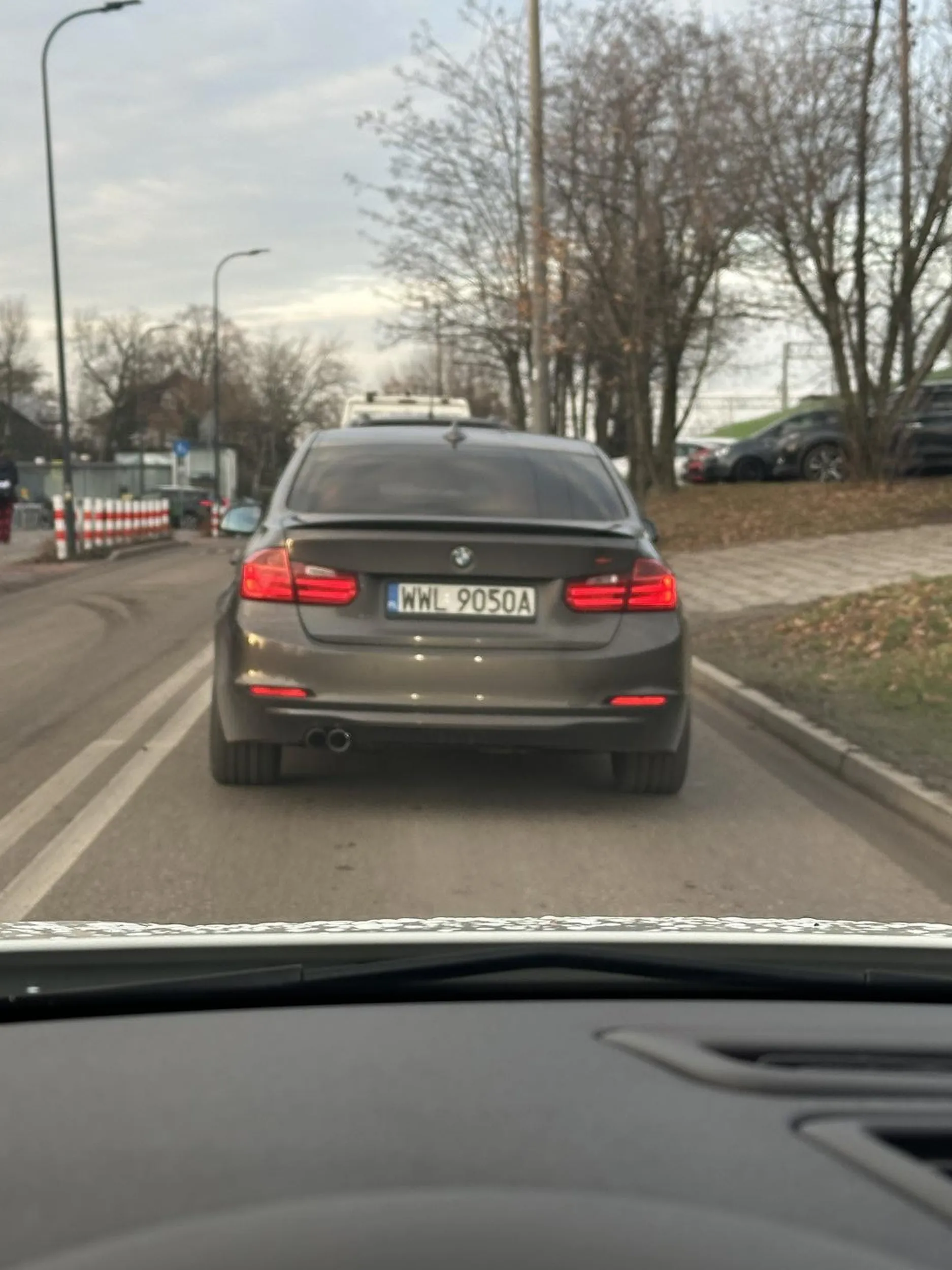 „Kierowca” nie potrafi poczekać, by osoba przed nim wpuściła inny samochód, następnie zajeżdza drogę przecinając podwójną ciągłą, niebezpiecznie hamuje oraz gwałtownie zatrzymuje się na środku skrzyżowania. Powiedzieć, że stwarza realne zagrożenie na drodze to mało. Bez problemu mógł mieć przerysowany prawy bok i tylny zderzak, wina z pewnością byłaby po jego stronie.