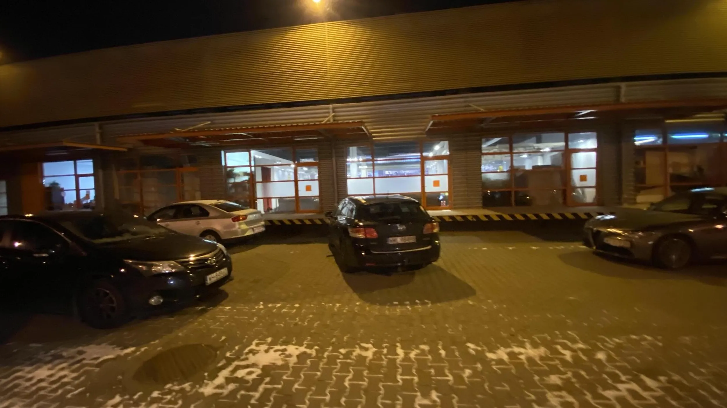 Koleżce z Wolomina polecam rysowanki z przedszkola skoro nie potrafi stanąć w liniach wyznaczonych do parkowania.