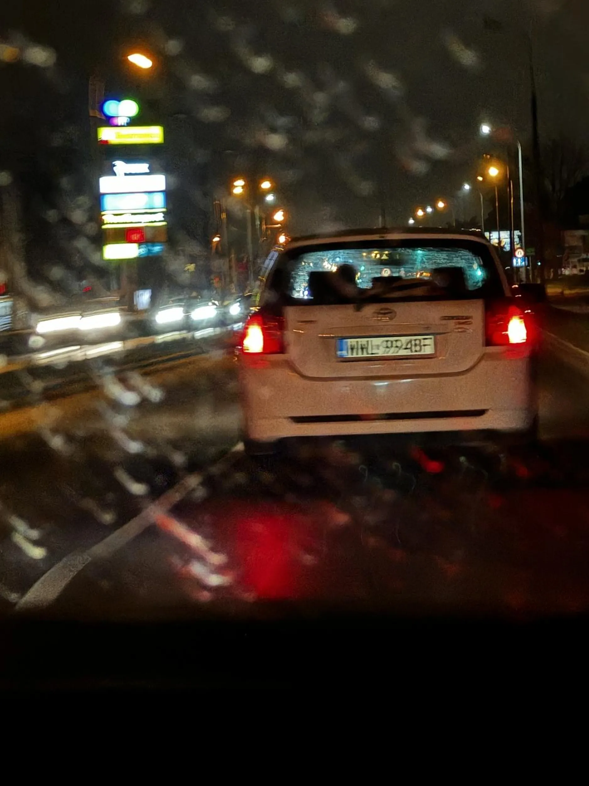 Blokuje pas, w Markach mruga długimi, agresywna jazda, wygląda na nietrzeźwego !!!