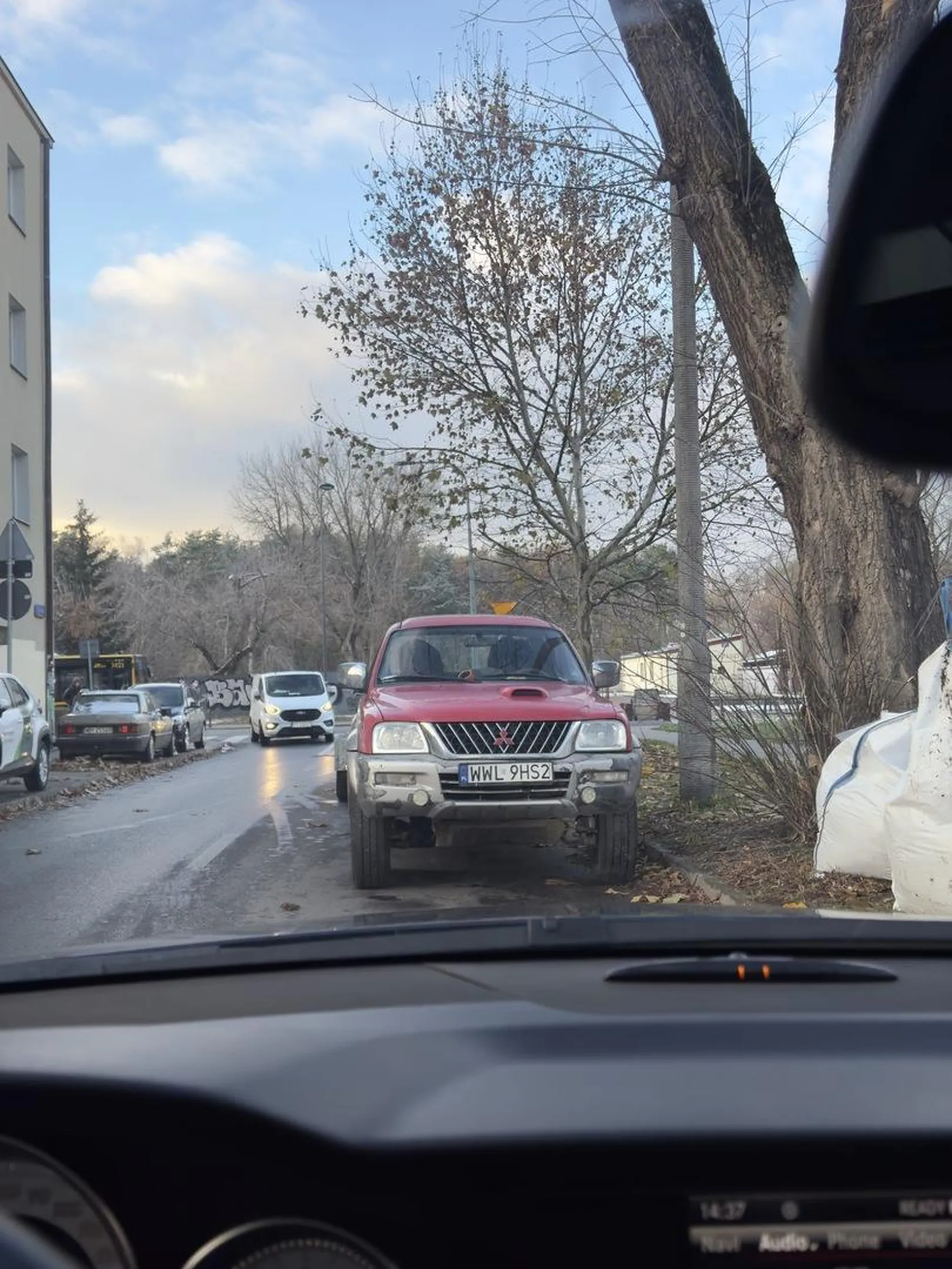 Zaparkowanie na jezdni w odległości ok. 5m od przejścia i ruchliwego skrzyżowania (pojazd z przyczepą)