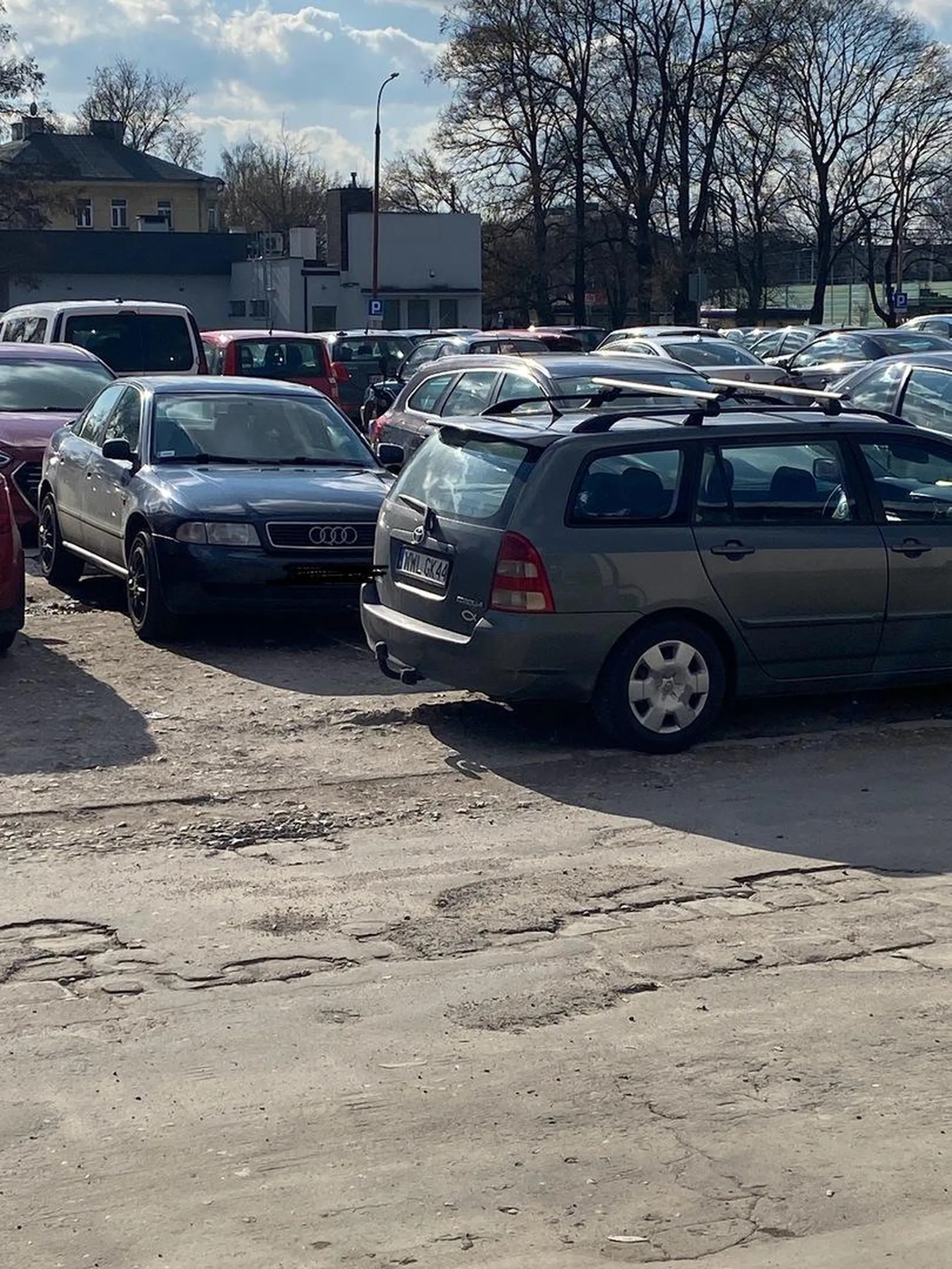 Zastawia auta i znika na 7 godzin. Brak możliwości wyjazdu. Brak numeru kontaktowego - co wiążę się z długim czekaniem. Kierowca chyba wcale nie myśli…