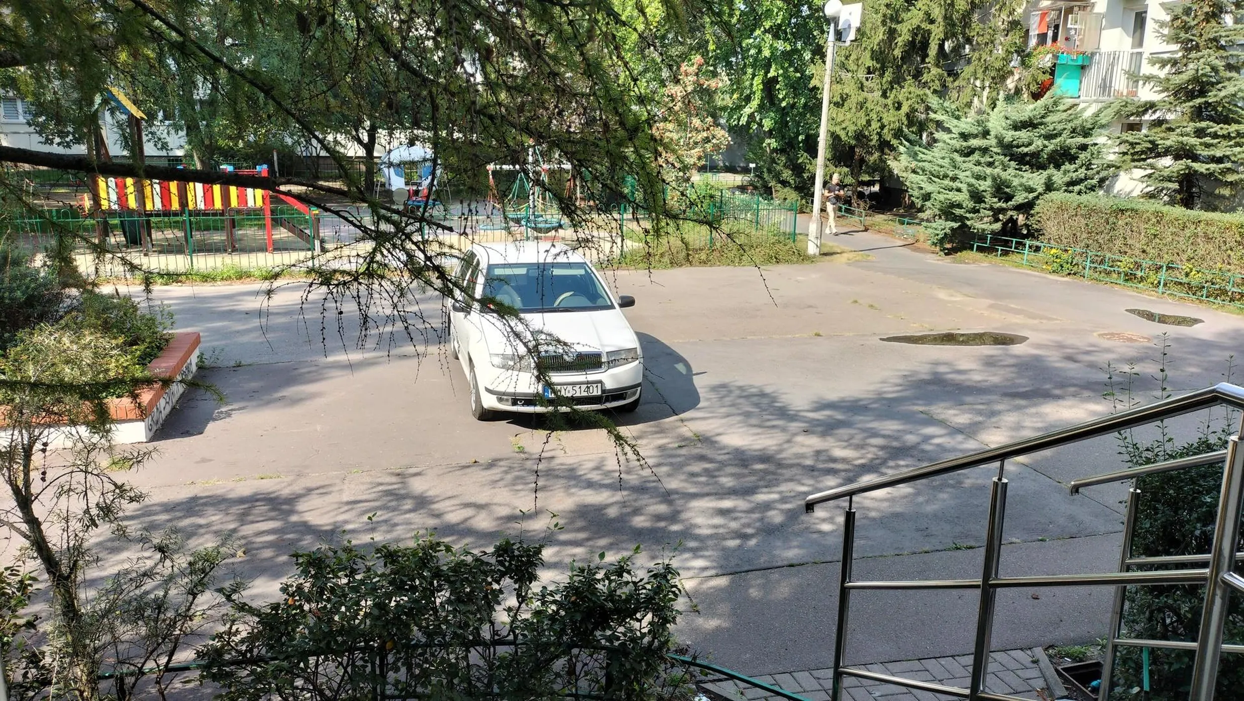 Jazda wzdłóż po chodniku przy planu zabaw i parkowanie z dala od krawędzi jezdni to dla tego egoisty norma.