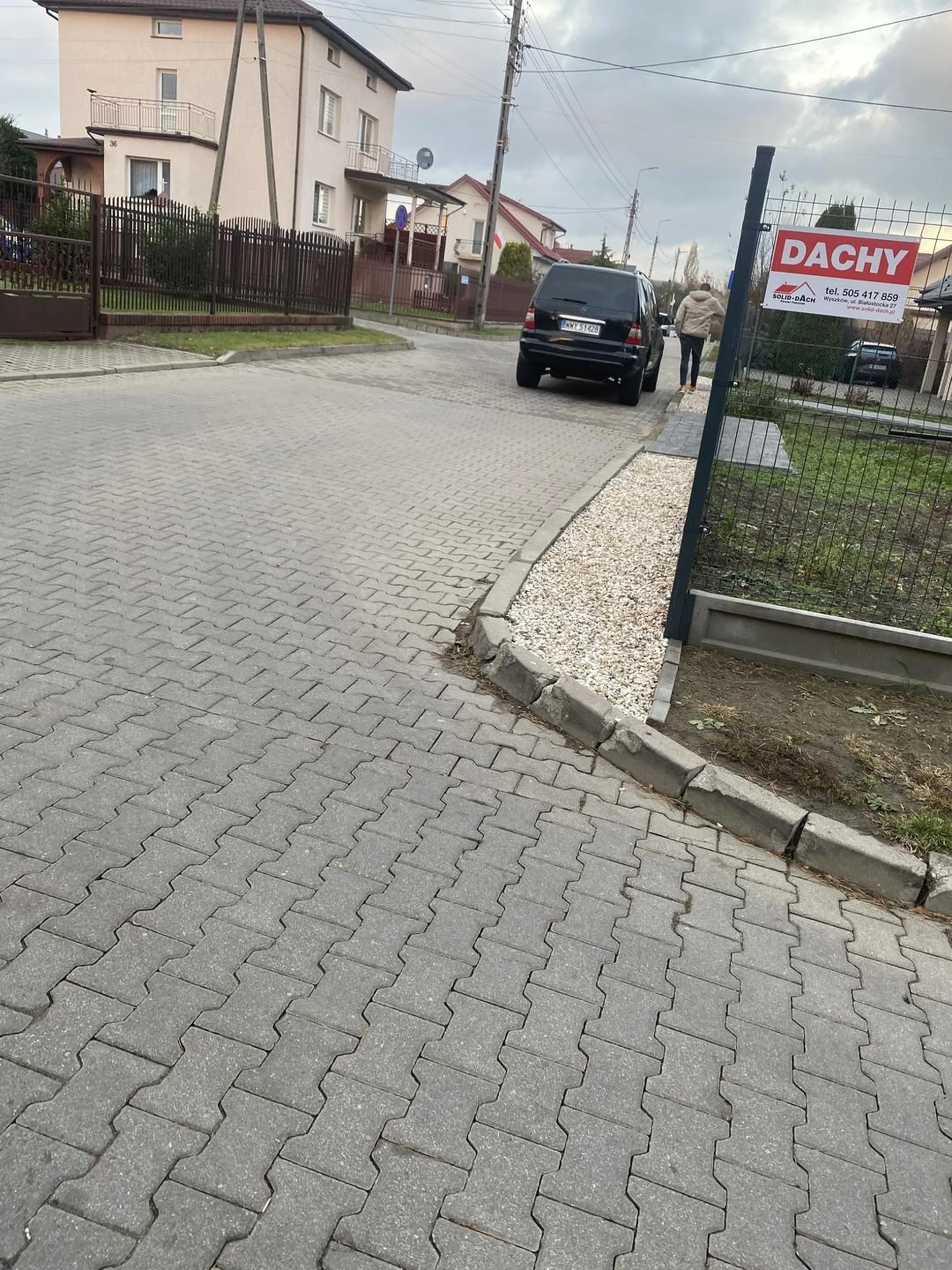 naucz się chłopie parkować, a nie stajesz na środku wąskiej uliczki przy samym zakręcie blokując przejazd wszystkim samochodom.