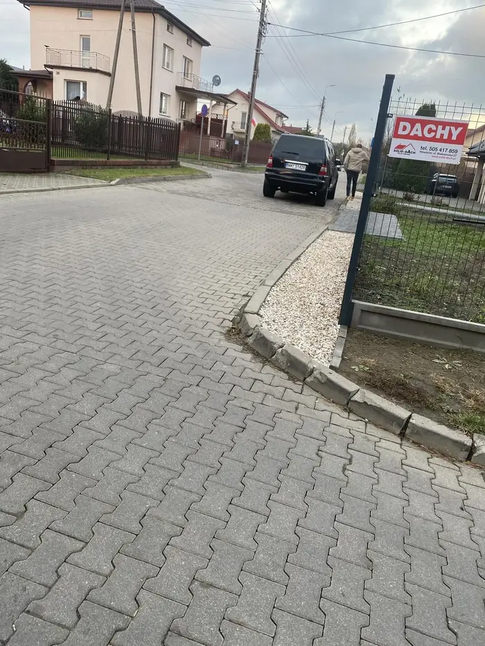 naucz się chłopie parkować, a nie stajesz na środku wąskiej uliczki przy samym zakręcie blokując przejazd wszystkim samochodom.