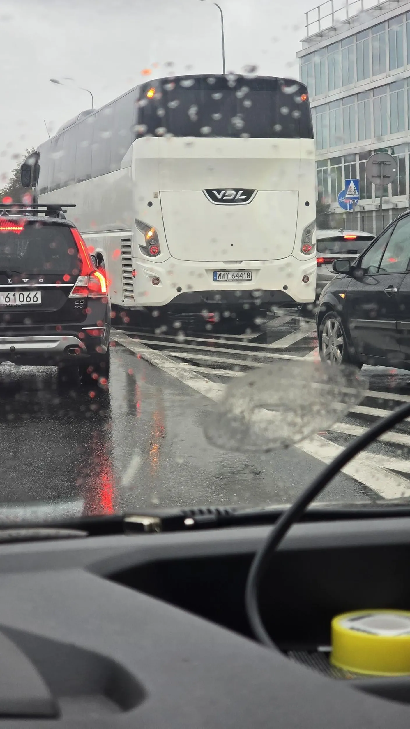 Wpycha się po pasie wyłączonym z ruchu.